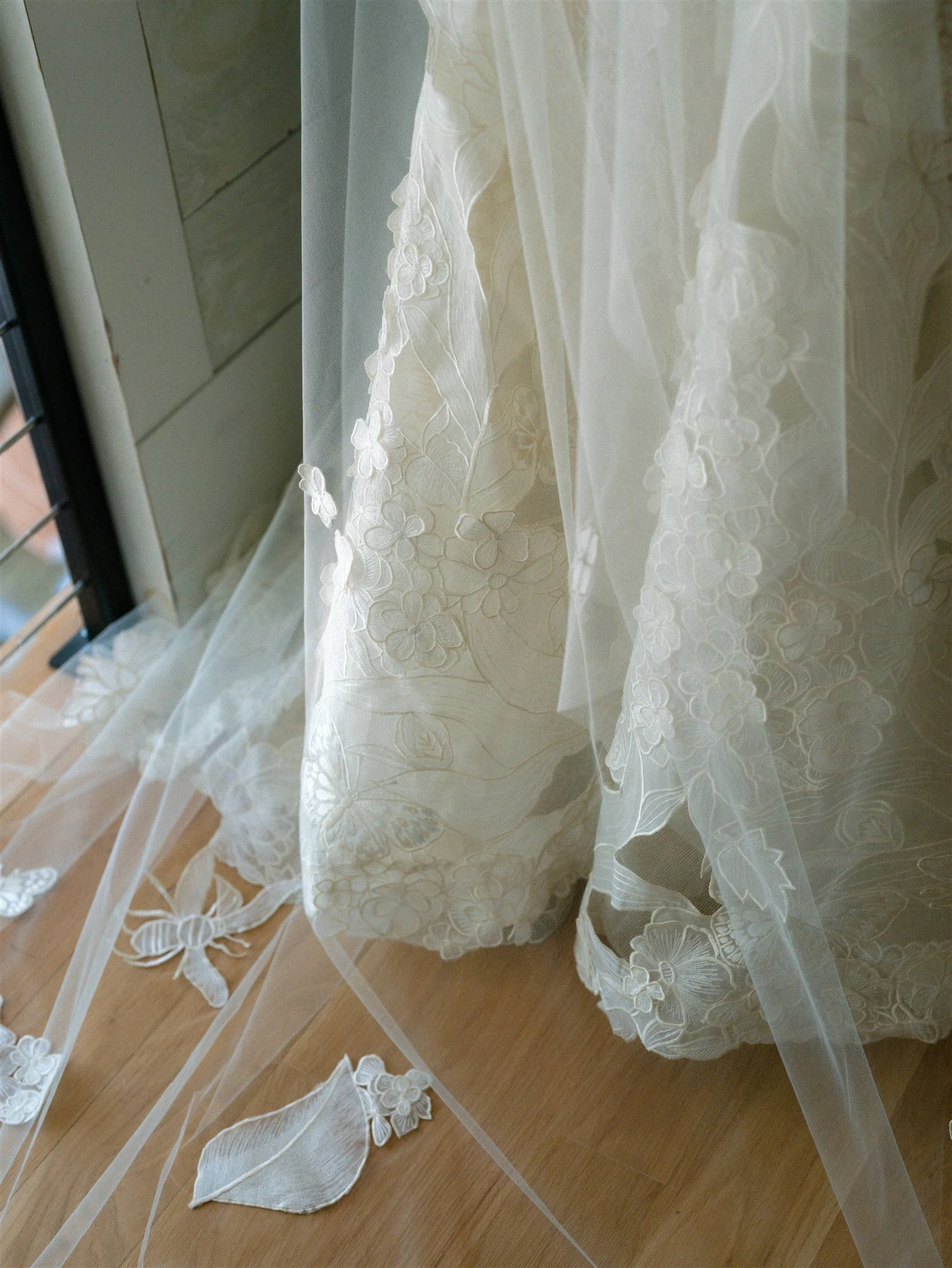 delicate oscar de la renta wedding dress details dressing services by beth chapman styling