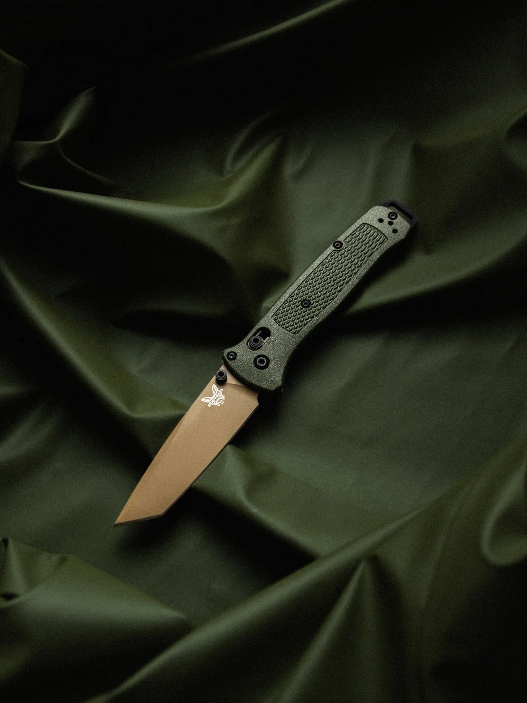 I&rsquo;m a sucker for earthy tones! This OD green Bailout with the FDE blade is probably my favorite custom build that I&rsquo;ve done with the @benchmadeknifecompany CSTM builder!

Being able to put together the exact knife with the exact materials
