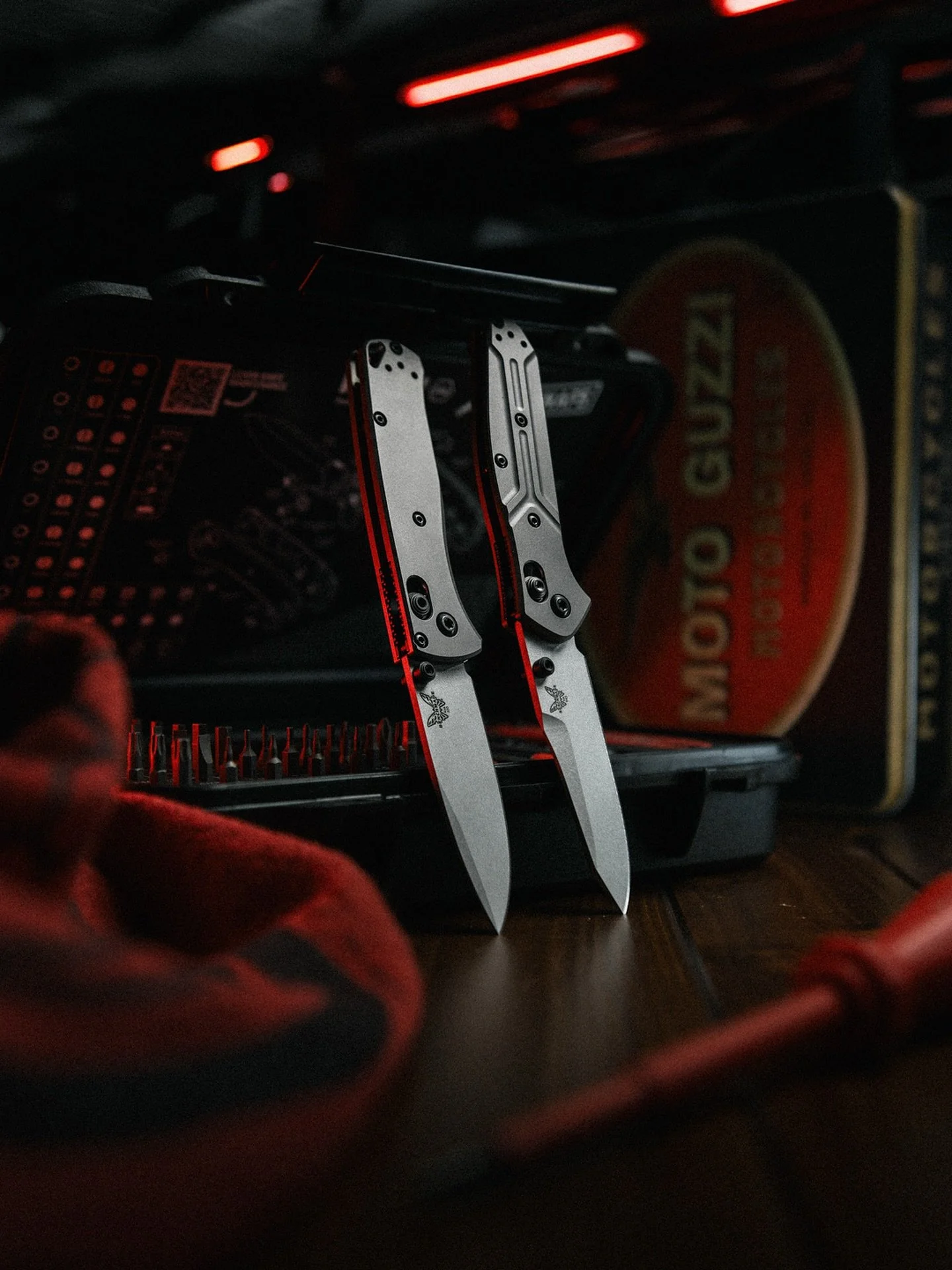 One of the most iconic duos. Fight me. The Bugout and the Osborne are probably the most popular models from @benchmadeknifecompany - for a reason!

Lightweight, easy to carry, super utilitarian and with endless configurations, that way everybody will