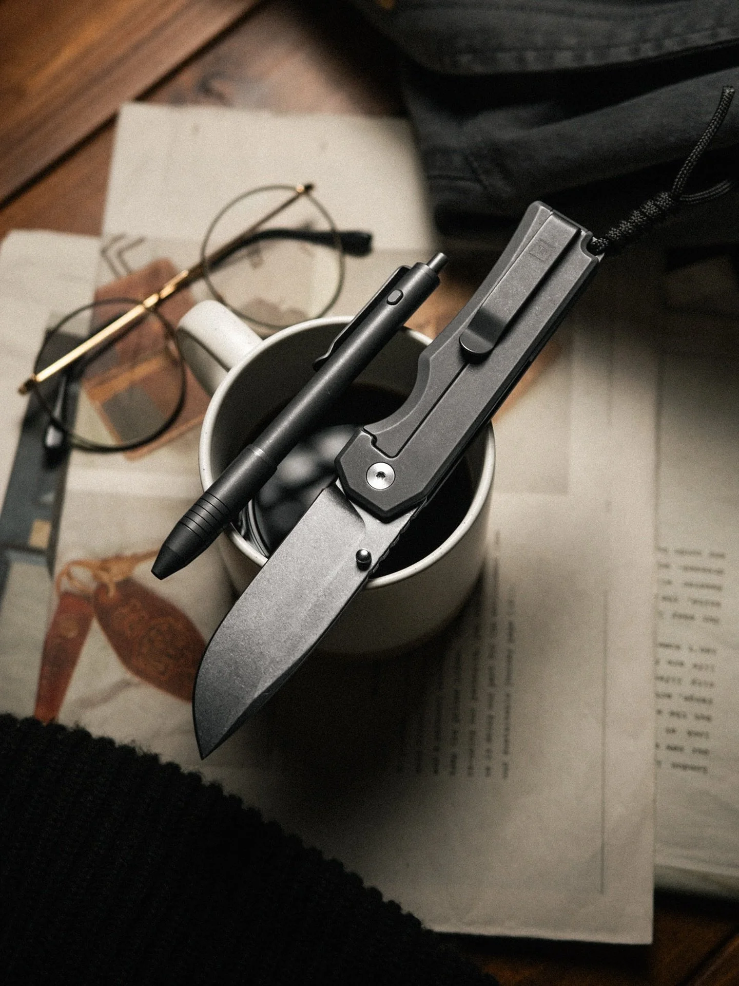 Carrying only the essentials today.

On a daily basis I don&rsquo;t really need more than this, to be honest. And with that setup I probably use the pen more than the knife. Even more so since I started journaling again.

A minimal setup like this ke