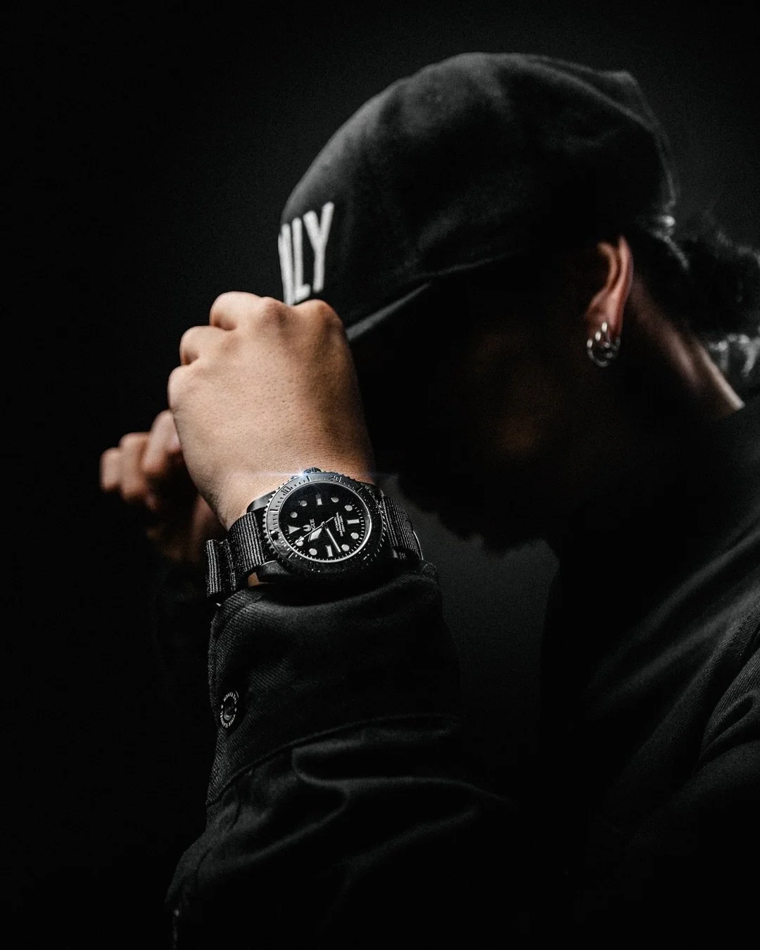 New watch, who dis? The Stealth Dive Pro from @rogue_watches is the perfect addition when you&rsquo;re going for that blackout carry and look.

Can&rsquo;t wait to throw together an all black EDC carry around this banger of a watch!

#watch #newwatch