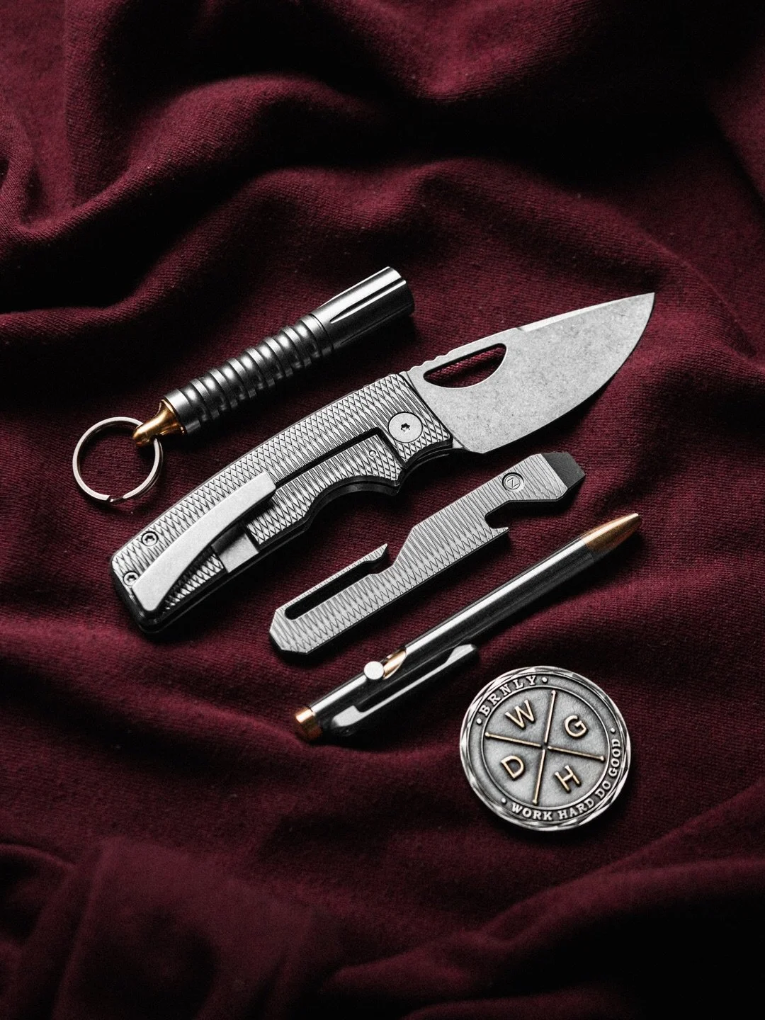 Is classy Sunday a thing? Well, it is now.

Even though it might not always look like it, I carry and use everything I own #nosafequeens .

And yes - that absolutely include a Silver Surfer Roosevelt from @ozmachinecompany .

Curious where you stand 