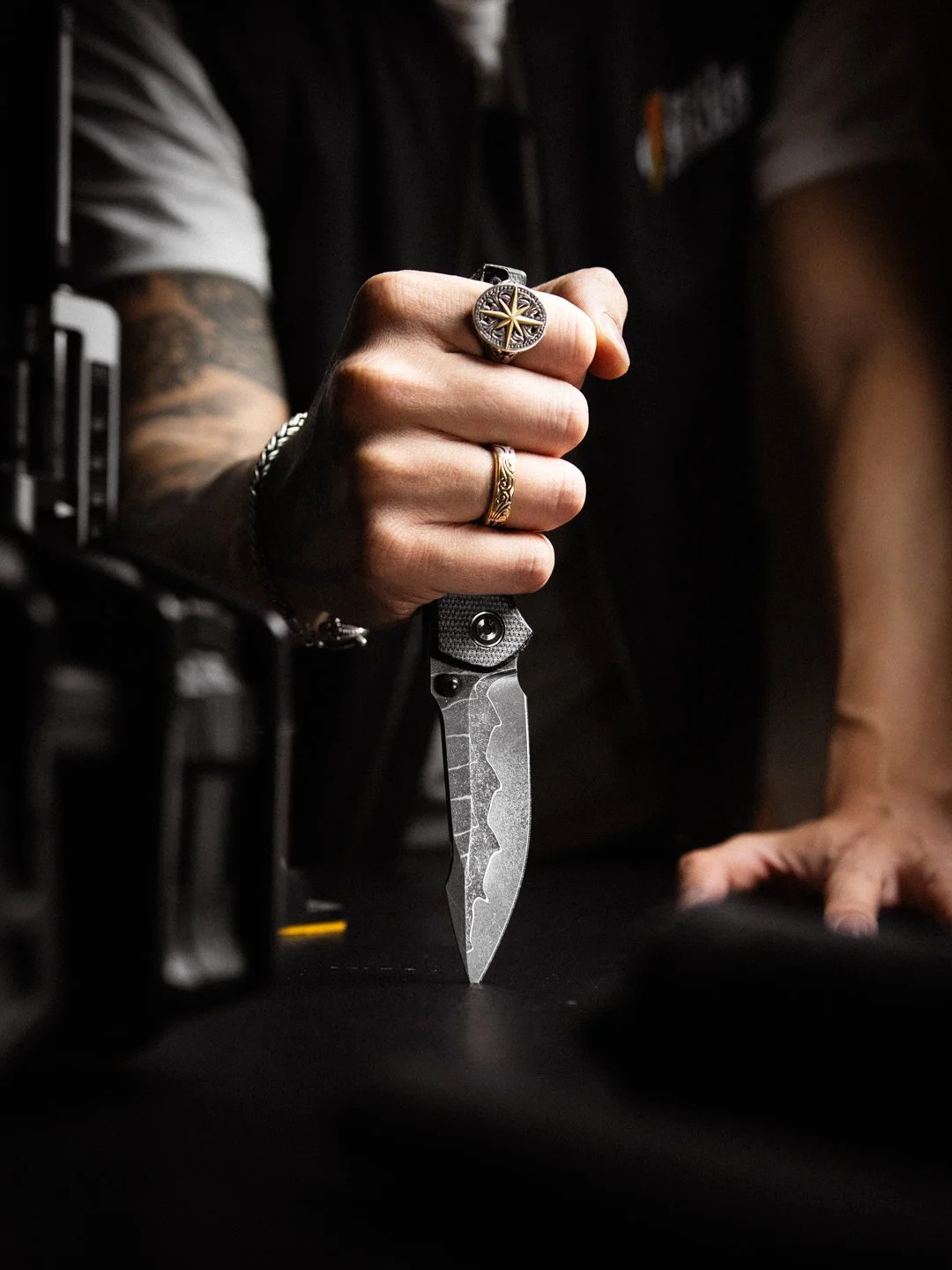 Let me officially introduce you to: The Ryson-E from @civiviknife !

I have gotten so many messages from people saying that they love the Ryson but it's a bit out of their budget, which is totally fair.

So, we made a more affordable version that cat