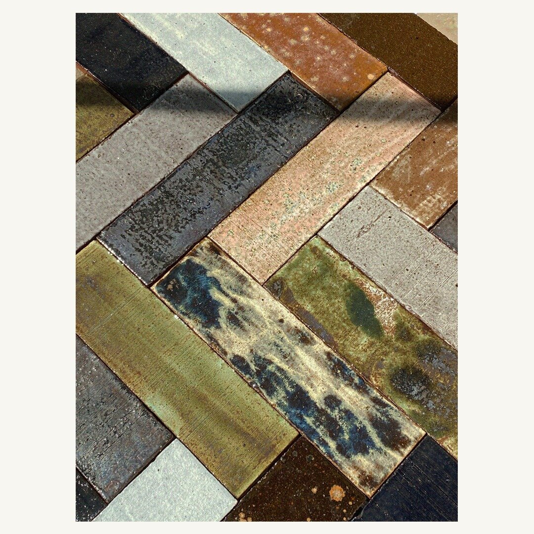 Using traditional terracota tiles, after many glaze testings, we developed our own recipes for this tiles, pleased with the variety of colors, textures and effects, we'll soon explore and develop the potentials of this tiles into a new line objects a