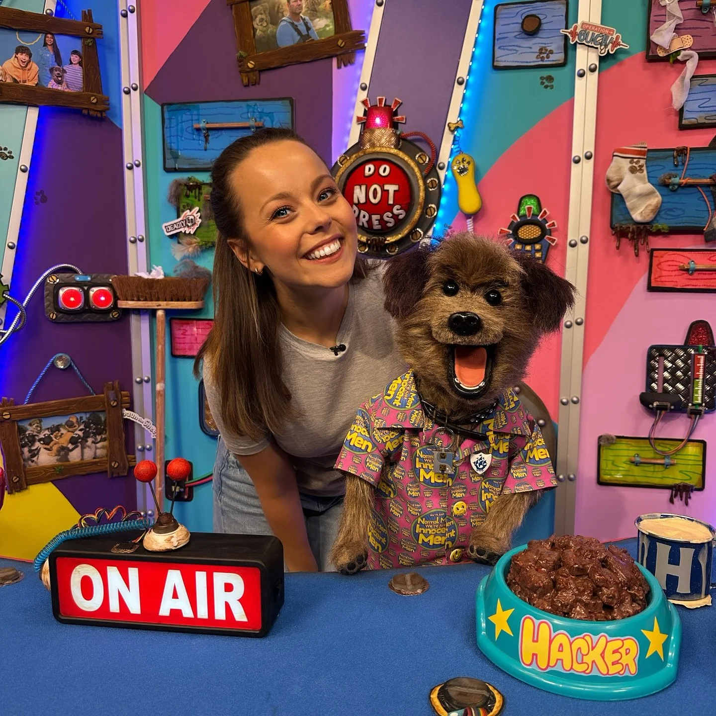 Back in @cbbc today with the newest BP presenter @hackertdog and look we have a fancy new set&hellip;😍

Massive shoutout to @laurahopkinsonworld and @tuck_shop who created and designed our new cbbc home!

@philfletcherofficial