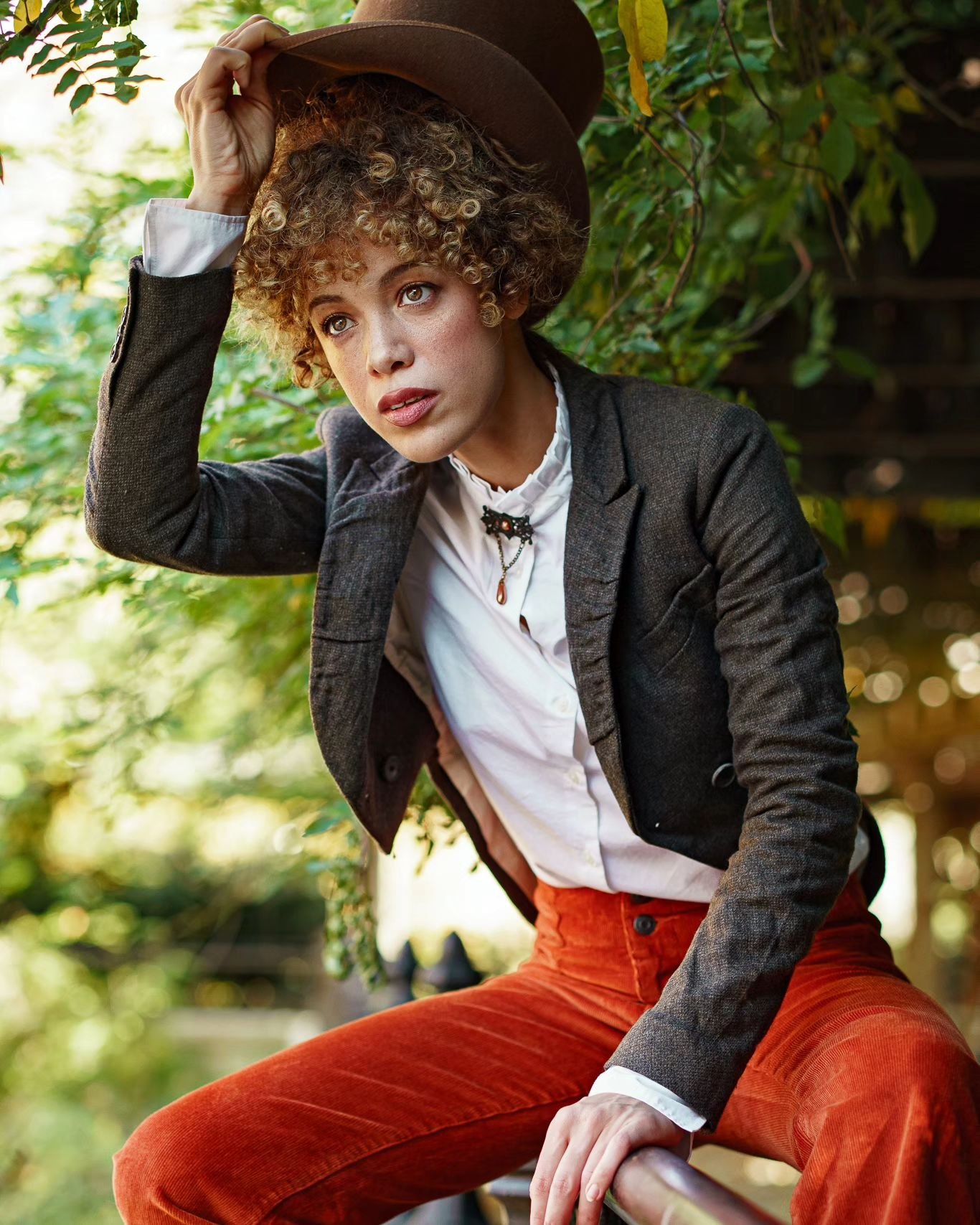 A set from the last look with Angel on an early morning in Central Park. Got that Mad Hatter vibe to it. 

All natural light. 

@angelravenhall | E. Snell Design

#vintageaesthetics #explorepage #nycportraitphotographer #ESnellDesign #portraitphotogr