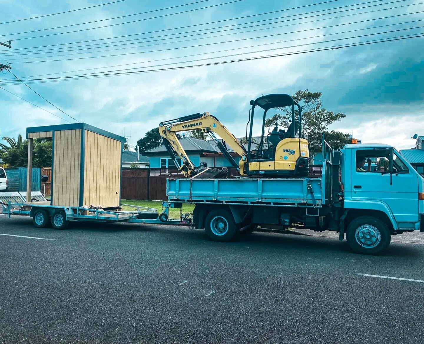Orchard toilet enroute to its new home among the kiwis 🥝 
.
.
.
#taurangabuilders #down-to-earth #builders #orchardtoilets #orchardloo #deckinspo #construction #carpentry #home #constructionlife #tools #excavator #house