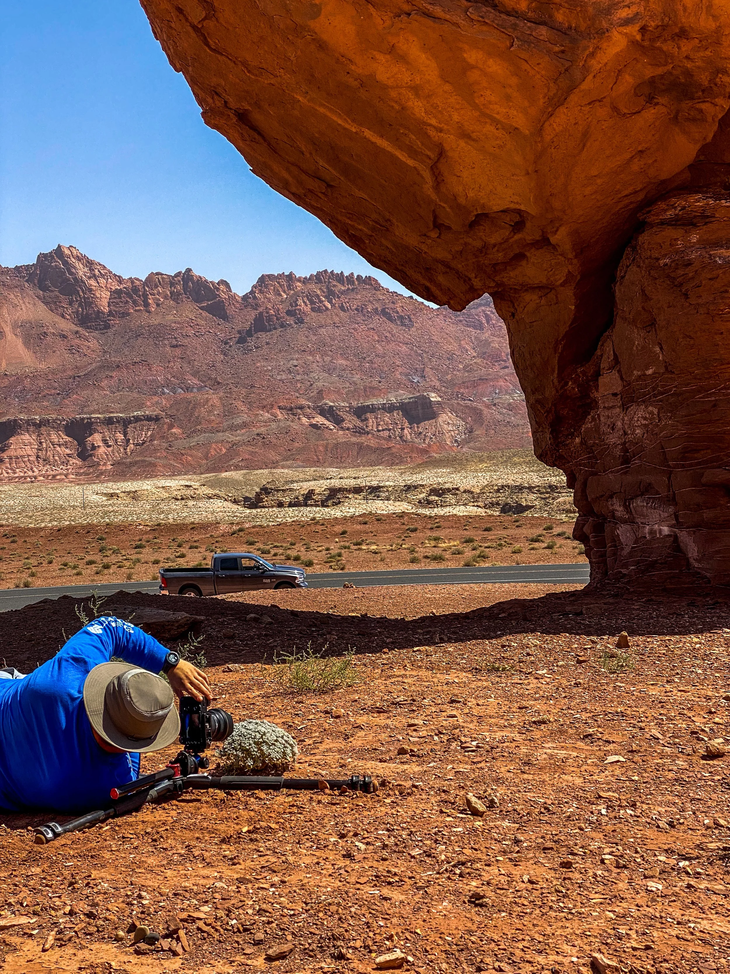 Arizona-photographer-under-cliff.