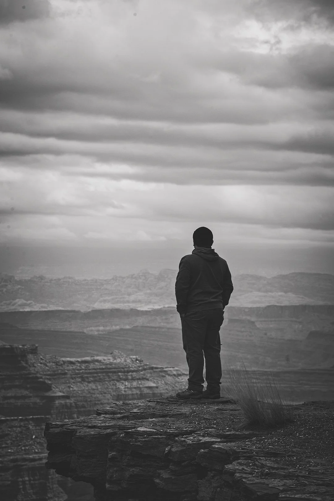 Melbo silhouette cliff edge