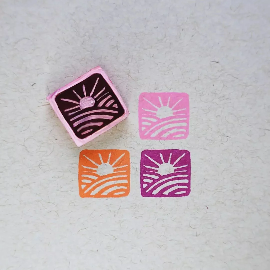 Tiny Stamp 02.☀️ Attempting to bring a little sunshine to some recent gloomy days
.
.
.
#tinystamptuesday #stamps #handcarved #printmaking #linocut #artinprogress #reliefprint #printmakersofinstagram #get_imprinted #sunshine  #originalart #creative #
