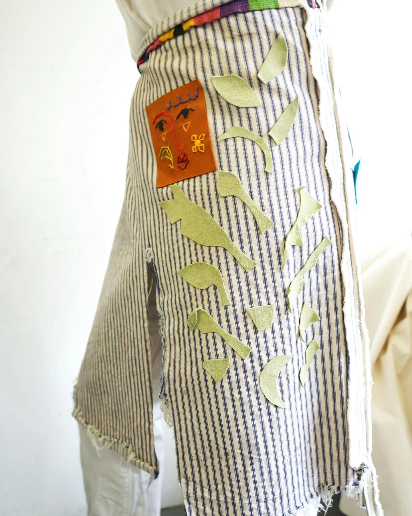 🤠🌿Collection🌿🤠

Transformation: a vintage ticking cloth pillowcase patterned into a wrap skirt. Hand-stitched leather and suede detail added. 

#custommade #customfashiondesign #bespokedesigner #emergingdesigner #tickingstripe #leatherpatch #leat