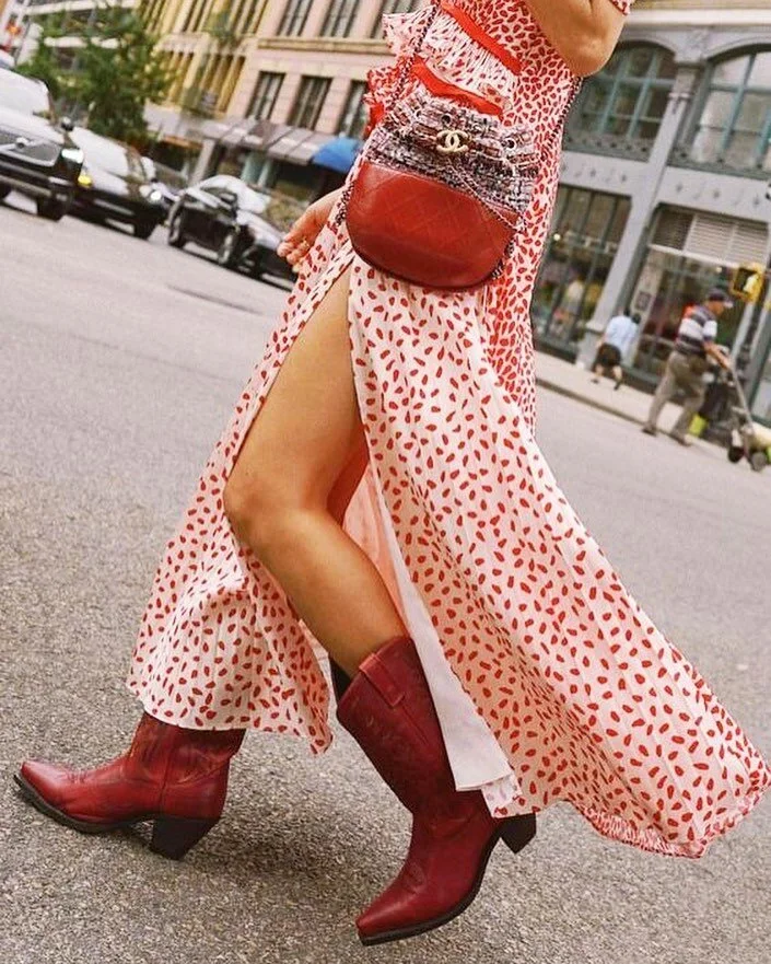 🤠💋Inspiration💋🤠

Red boots and city walkin&rsquo;! How do you style your boots?

#inspirationoftheday #redboots #redshoes #redcowboyboots #citygirl #thesebootsaremadeforwalking #empoweredcowgirl #cowgirlstyle #summerdress #ootd #redoutfit #manhat