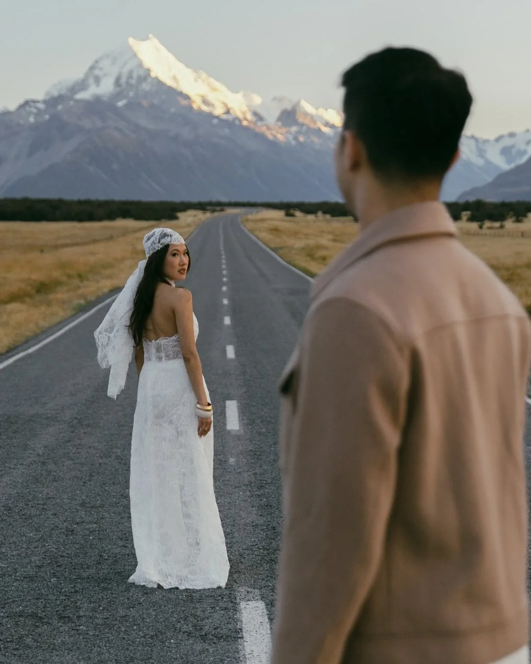Sunrise with New Zealand&rsquo;s tallest mountain is pretty special! 

#mountcookengagementshoot #mountcooknationalpark #newzealandphotographer #nzengagementshoot