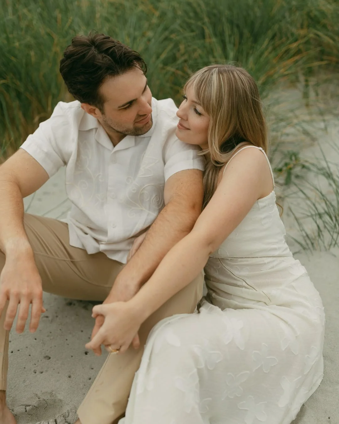 A little while back we met Amanda &amp; Nic on a beach in Dunedin to take some gloomy sunrise photos 🌞 

~ 

#dunedincouplephotographer #queenstownelopementphotographer #newzealand #queenstownphotographer