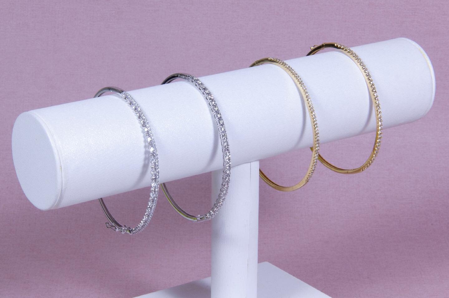 Hinged Bangles

10% off Grand Opening Sale until June 20th🤍

Streamlined and modern designed bangles set with diamonds. The perfect finishing touch for any look.

🔗DM for orders and inquires