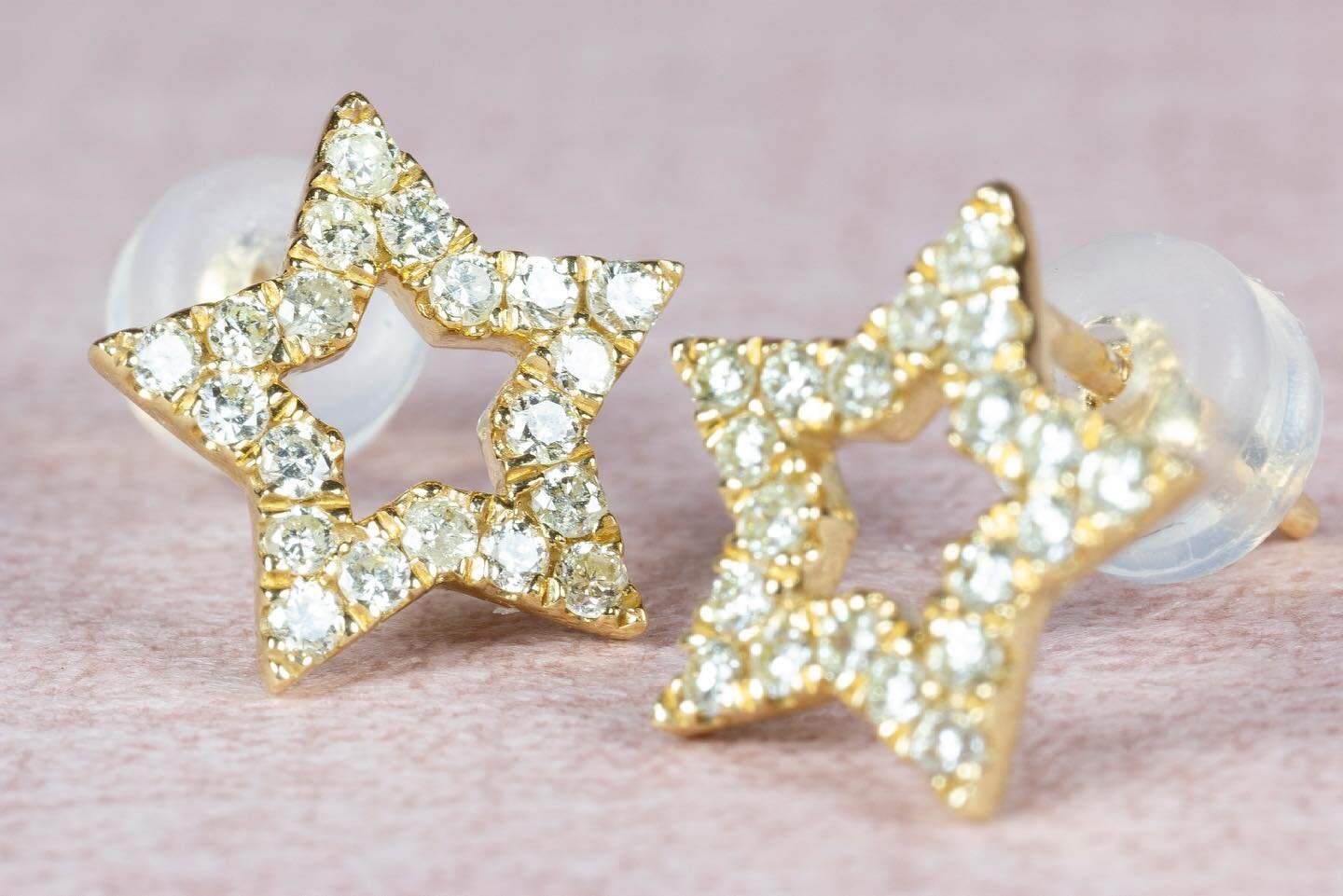 𝟏𝟎% 𝐨𝐟𝐟 𝐆𝐫𝐚𝐧𝐝 𝐎𝐩𝐞𝐧𝐢𝐧𝐠 𝐒𝐚𝐥𝐞 𝐮𝐧𝐭𝐢𝐥 𝐉𝐮𝐧𝐞 𝟐𝟎𝐭𝐡

Stud earrings are simple, delicate and goes well with everything. A fine touch of sparks that enlighten the mood. Made to be durable and worn in different occasions 一 gym a