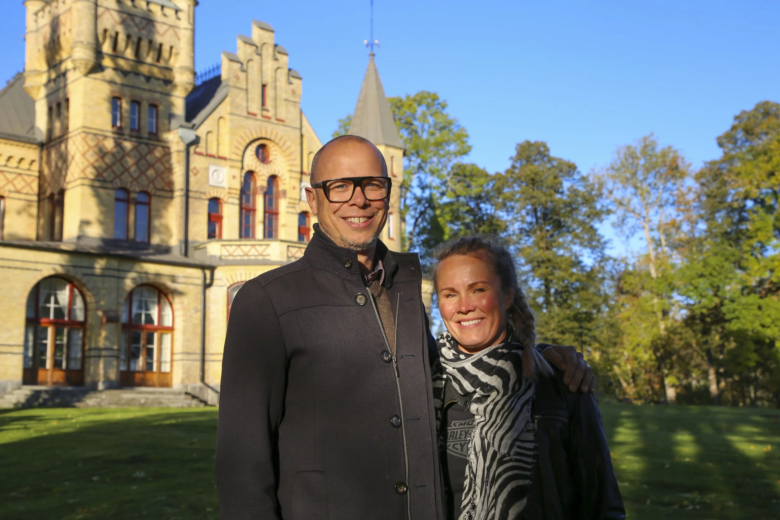 De renoverar Merlo slott och flyttar in med familjen