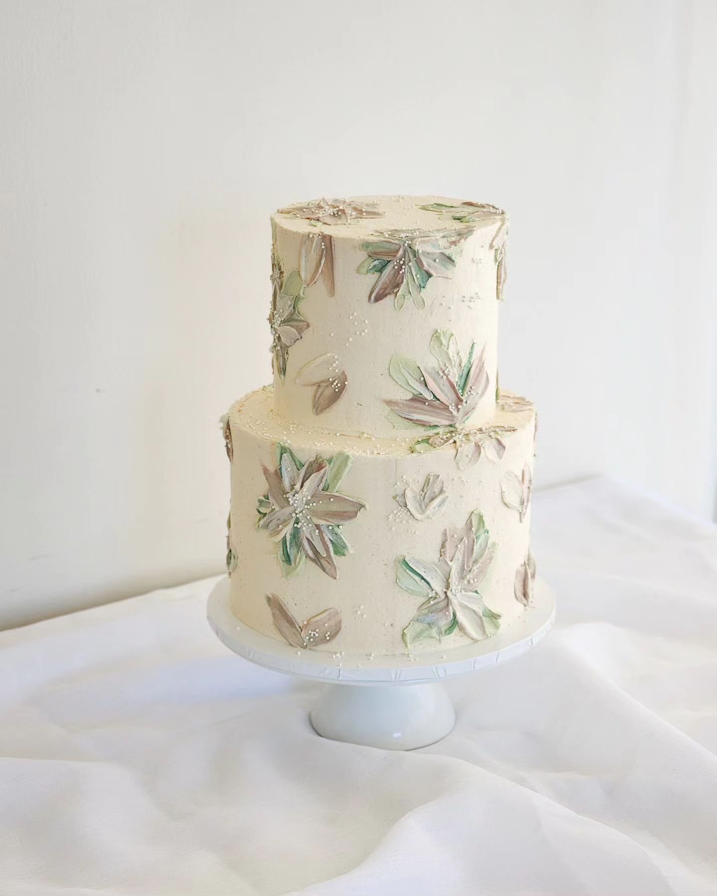 Rosie &amp; Cooper 🤍

If you're newly engaged and in need of a wedding cake for 2024, now is the perfect time to get in touch! 🤍 

Check out our stories or website contact page for availability! ✨️

🔗 in bio @cakesby_han 

#engagementseason #weddi