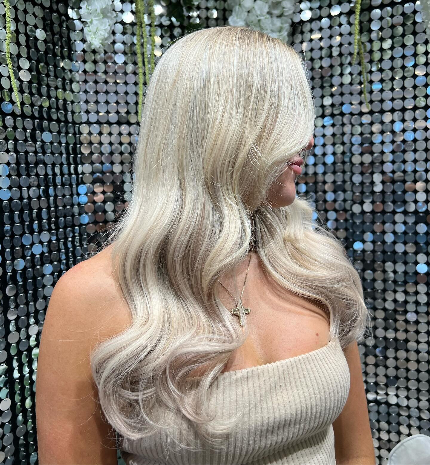 Full head of @remicachet tape extensions for the lovely @daniellis_ 

5 packs of 18&rdquo; injection tape hair extensions in shades 55 and 9/55. 

We&rsquo;re obsessed😍💫

Book in for your free consultation online now🤩