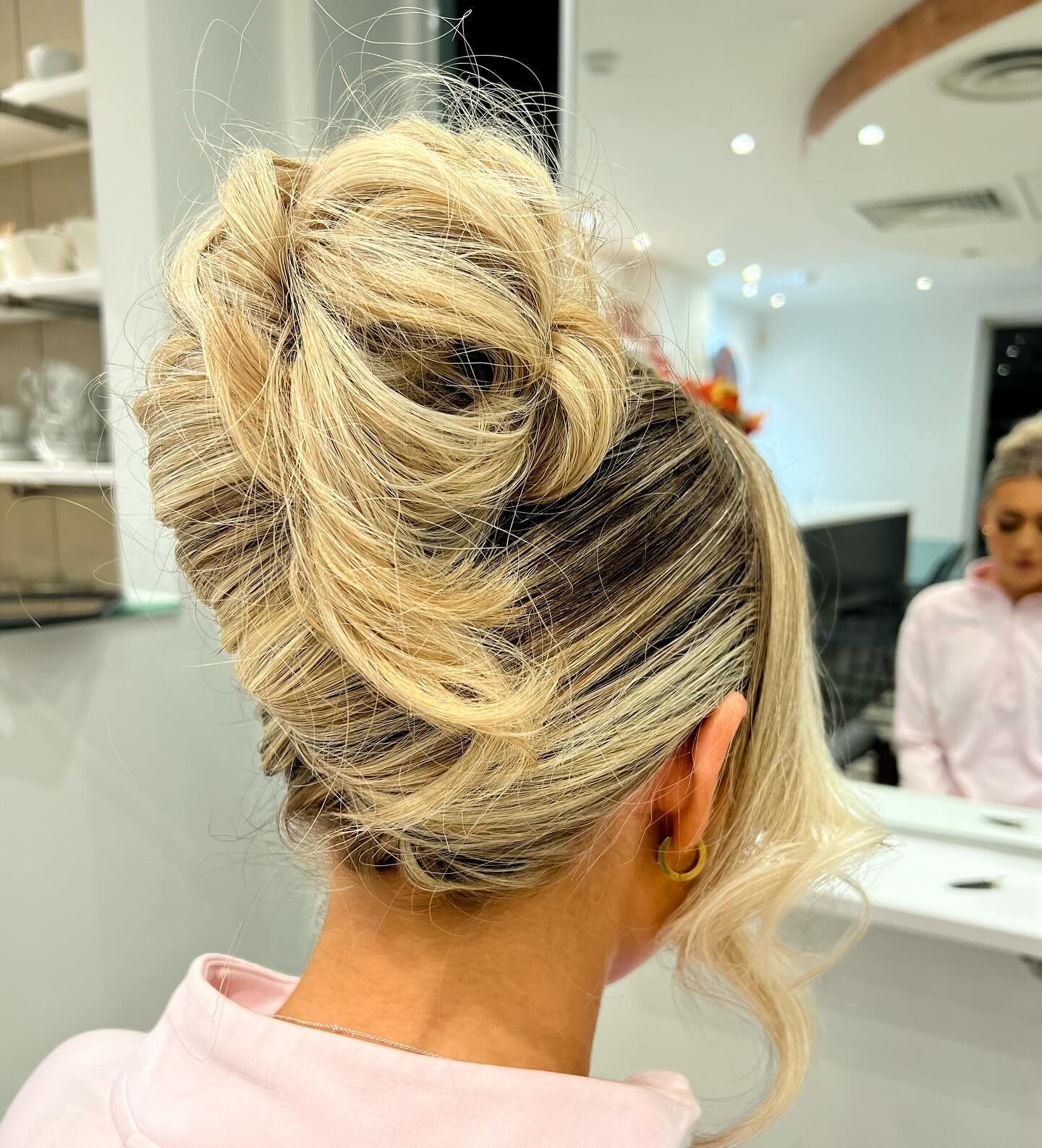 Holiday season is well underway at The Blowout Bar. What do you think of this hair-up, created by Anderson. 💫 

Have you booked in your appointments this holiday season? 🎄🌲⭐️