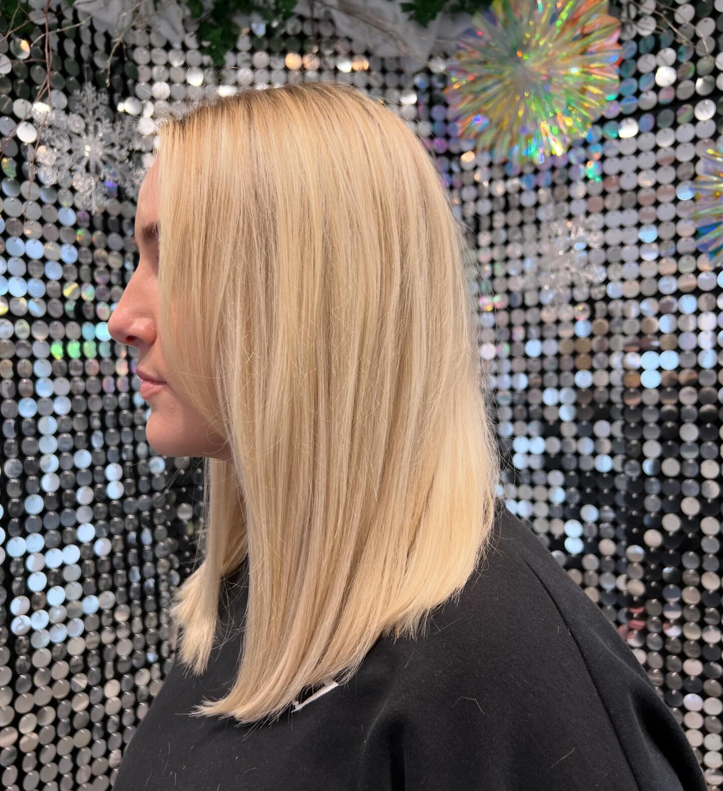 EXTENSIONS

Extensions are not just for length - here we used just 1 packs of nano-bond extensions for some fullness around the front of the head. We used @beautyworks 16&rdquo; nano-bond extensions in shade ICED BLONDE. 👩&zwj;🦳💇🏼&zwj;♀️

Swipe f