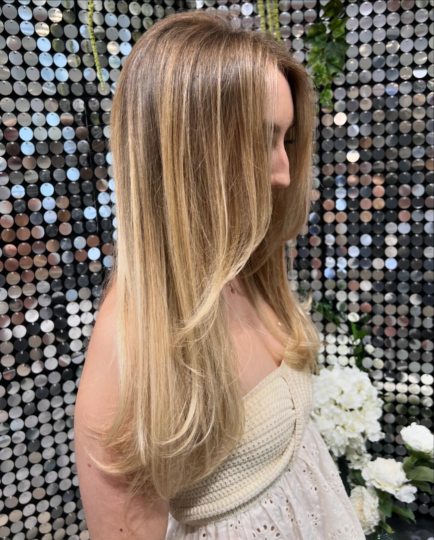 Not always a bouncy blow-dry day - we also do smooth, straight blowdries. The perfect amount of volume, and movement. 💫 

Styled by Anderson.