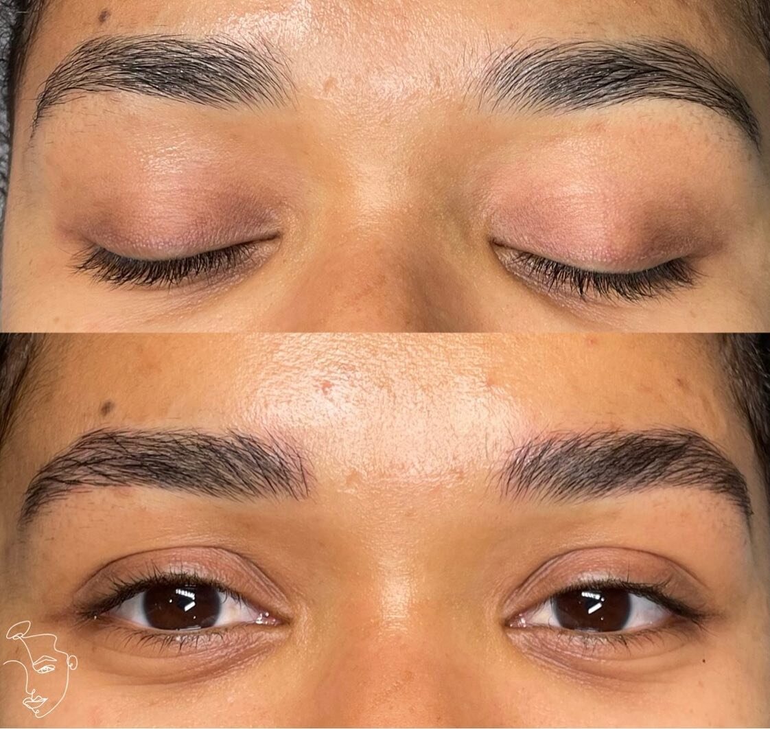 Undetectable freehand microbladed strokes! 

SWIPE to see the hidden strokes that we used to help build the tails of this brow. 🔨