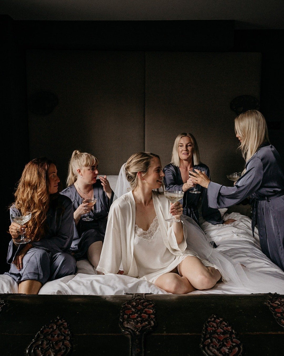 This Swedish bride went hardcore mode for her getting ready morning: an artsy room in Amsterdam boutique hotel @hotelthecraftsmen, a bride squad in matching photogenic robes, and a bit of champagne to get in the mood. Does it get any more photogenic?