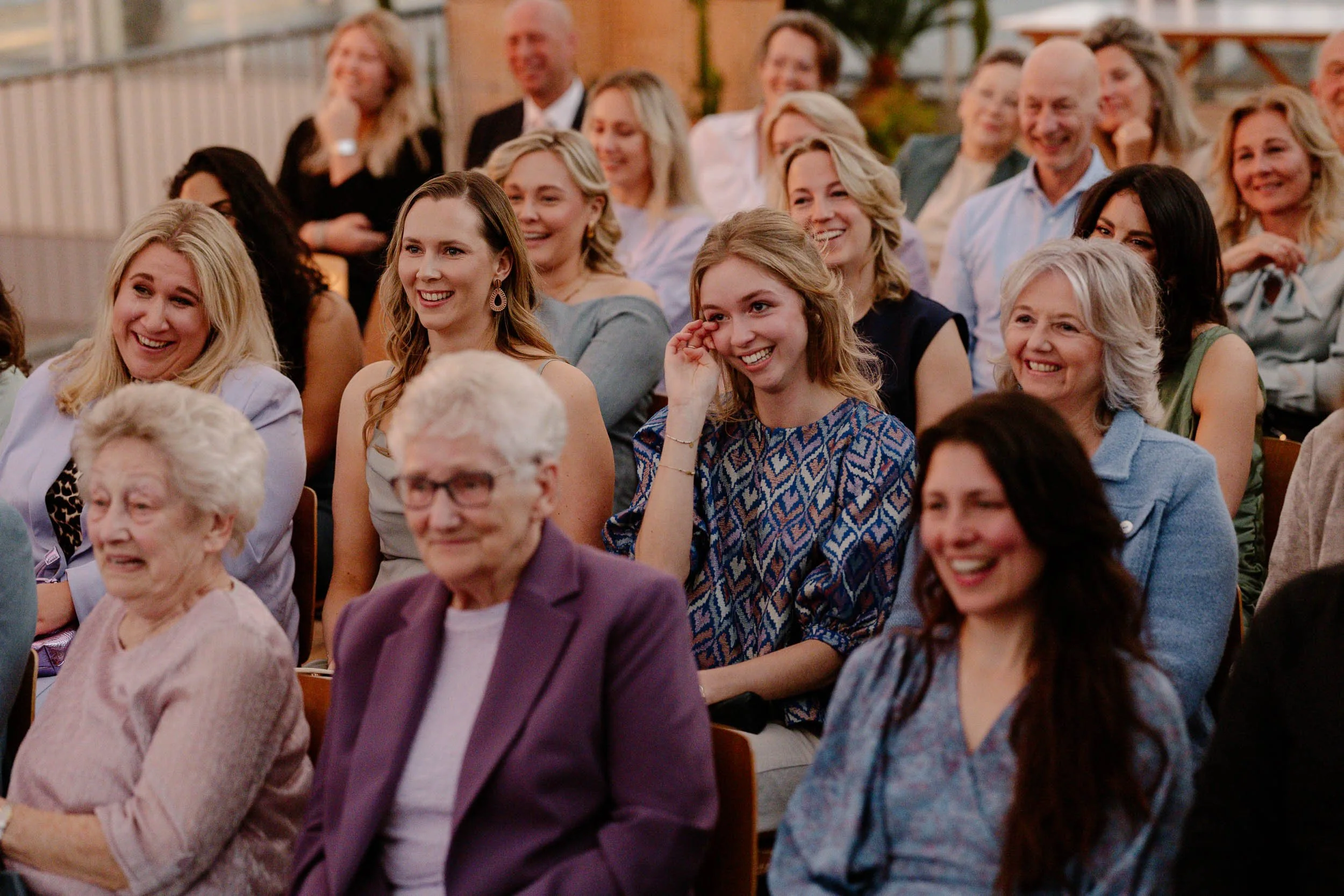 Geëmotioneerde gasten bij lhbti bruiloft bij Haags Hoog in Den Haag