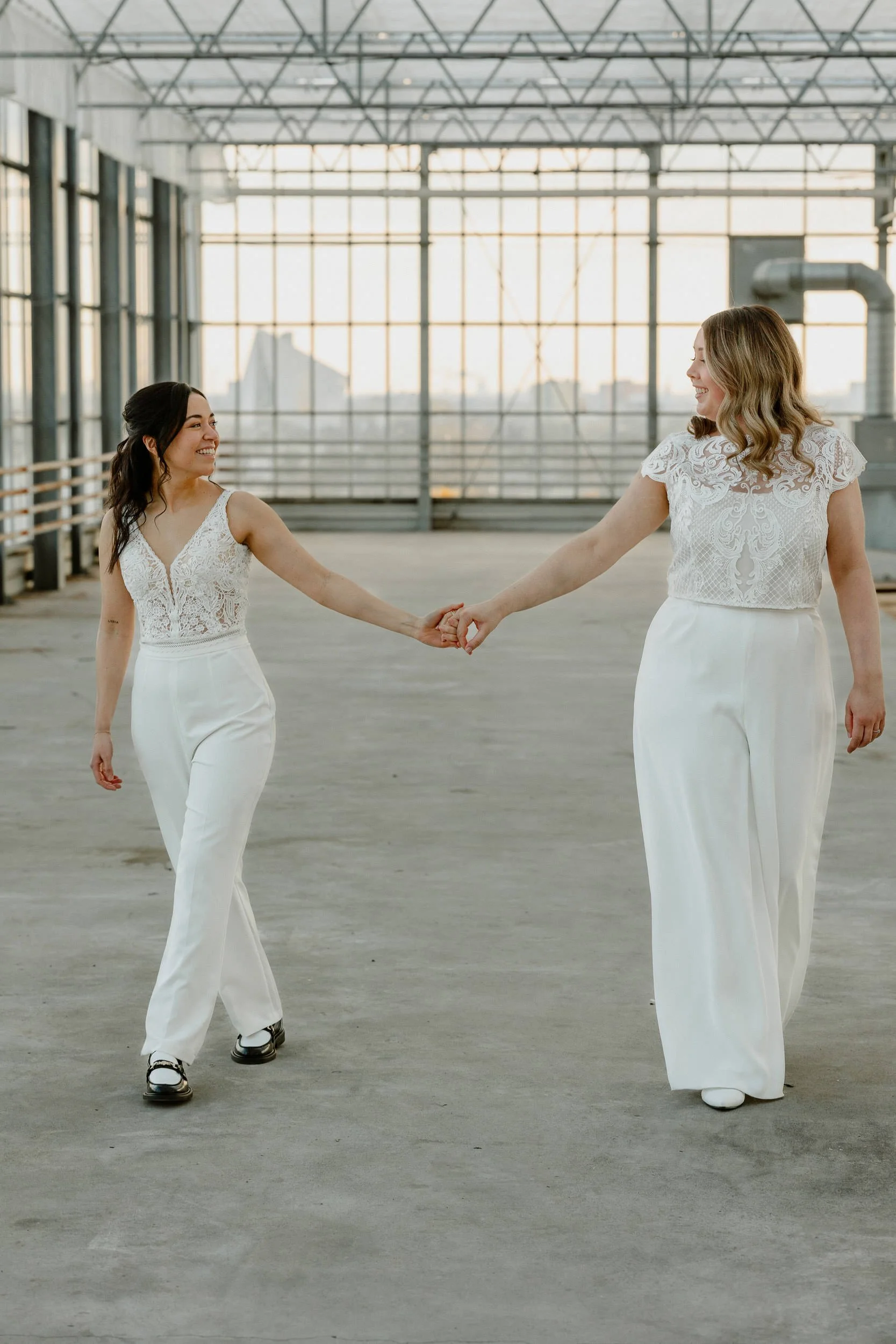 Lhbti koppel bij hun bruiloft bij Haags Hoog in Den Haag