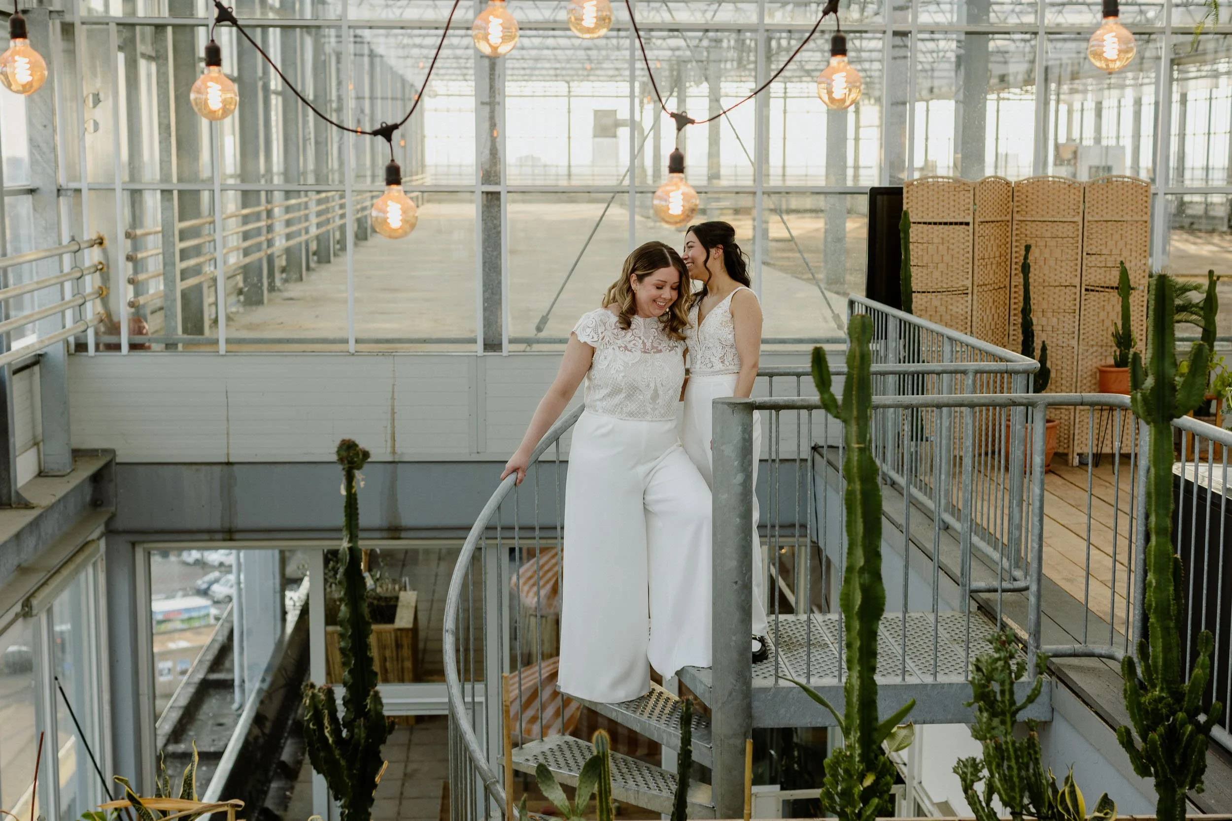 Lgbti koppel op hun bruiloft bij Haags Hoog in Den Haag