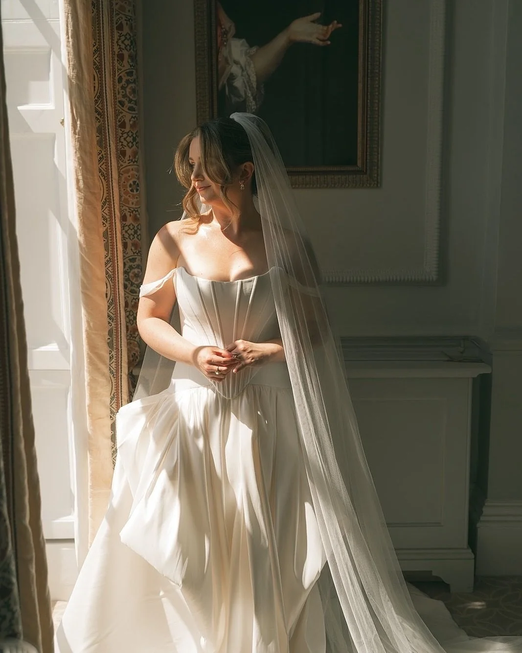 Set against the timeless charm of Bath, Gabrielle &amp; Oscar&rsquo;s wedding at @hamswellhouse was a study in elegance.
From vows beneath the lime trees to a candlelit dinner and dancing in the marquee, every moment reflected sophistication, intimac