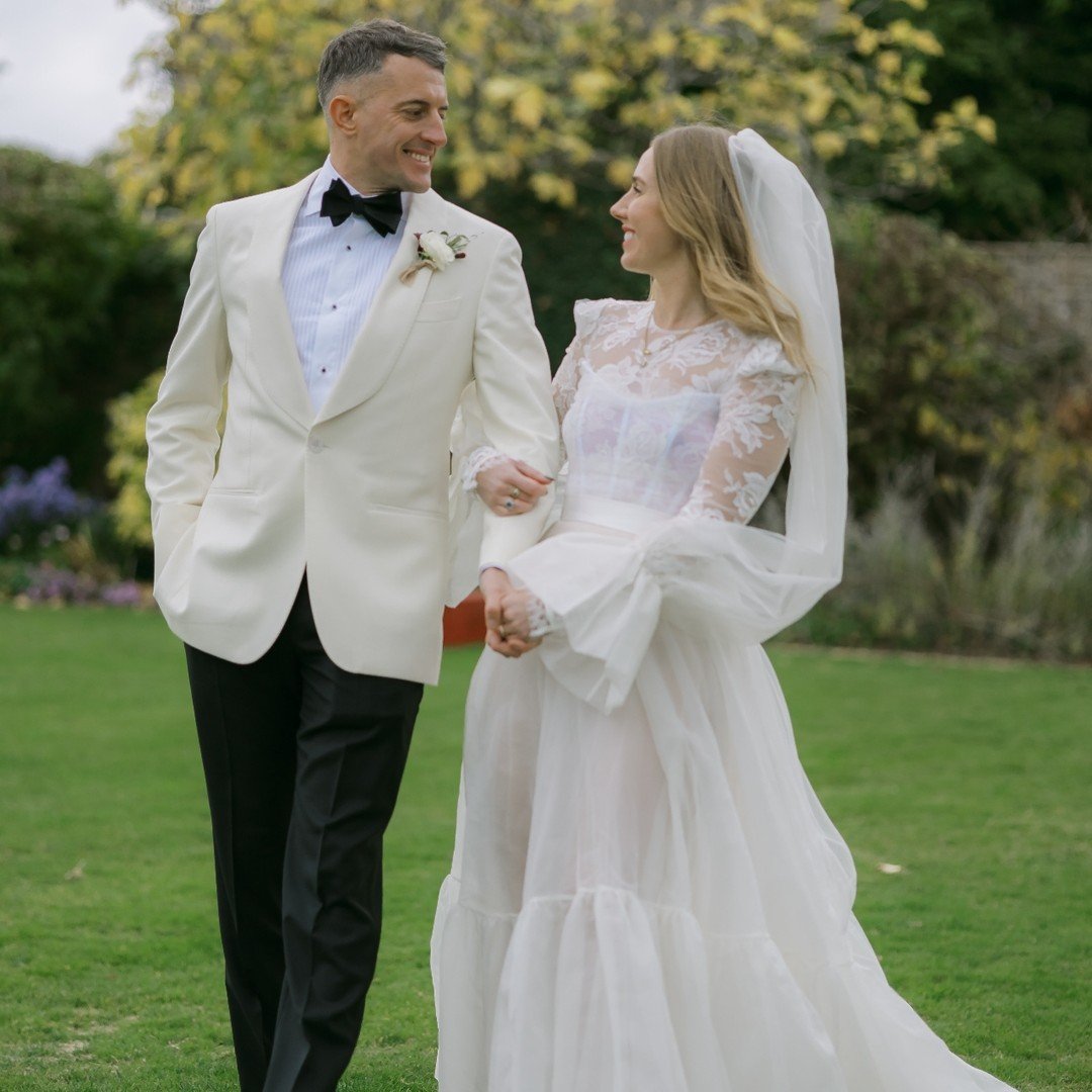 Our last wedding of 2025 at one of our favourite venues @hamswellhouse for E&amp;T. Can we appreciate this beautiful dress from @halfpennylondon

Venue @HamswellHouse 
Florist @flowersbypassion
Photographer @courtneymariephotography
Videographer @mem
