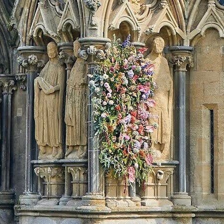 @niche_338 teamed up with local florist @lynnseykellyflowers to make sure the niche was ready for its upcoming Antony Gormley installation.  If you're in Wells this weekend make sure you stroll past the cathedral to see this Flower Flash on the West 