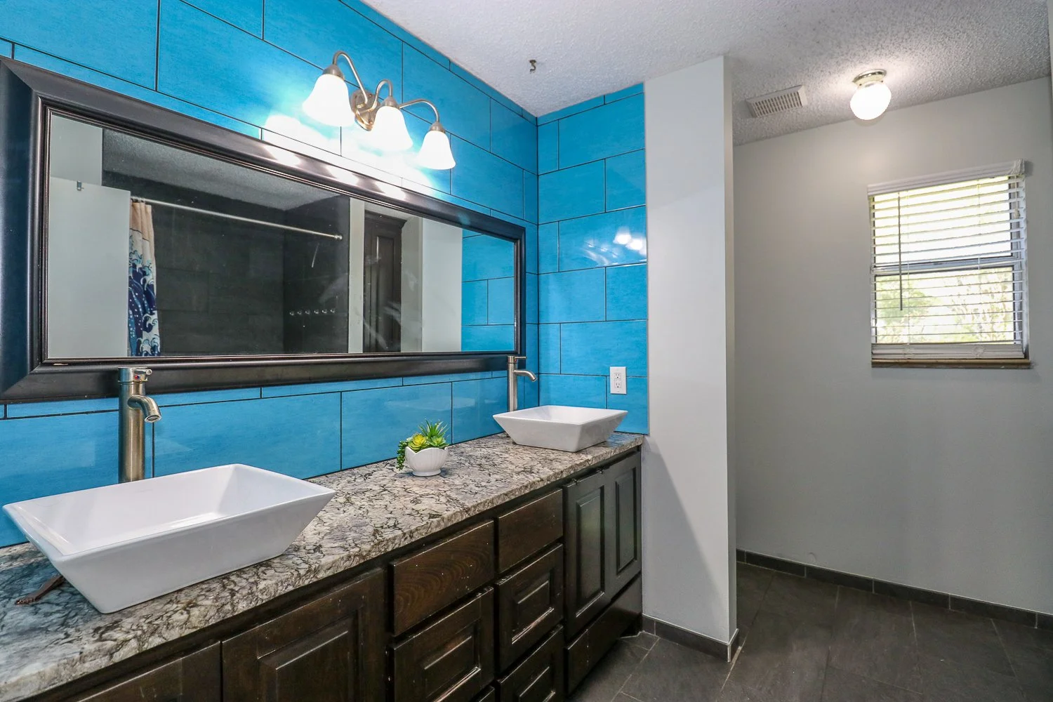 Guest Bath - 395 Delmora- IMG_4524.jpg