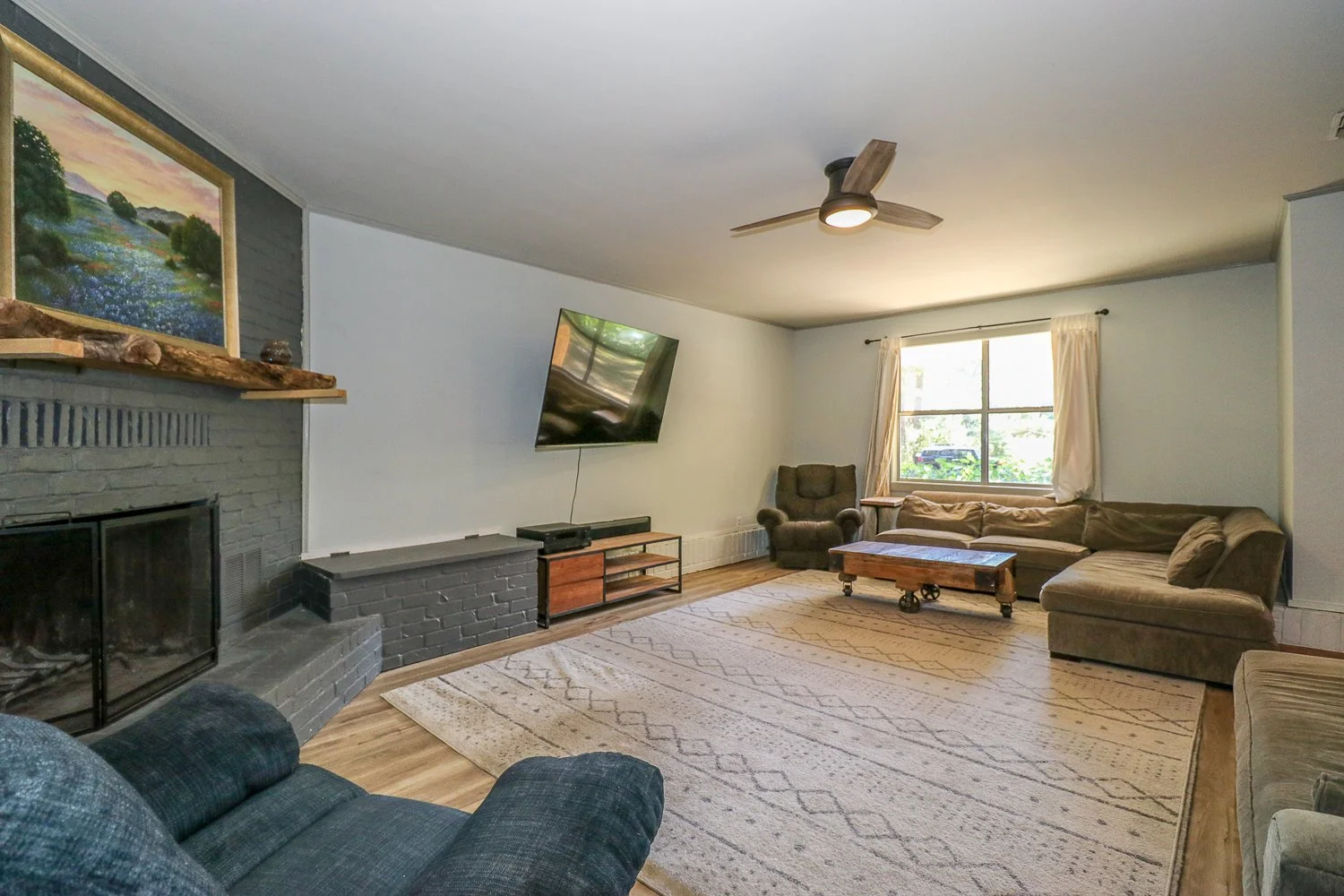 Living Room - 395 Delmora- IMG_4507.jpg