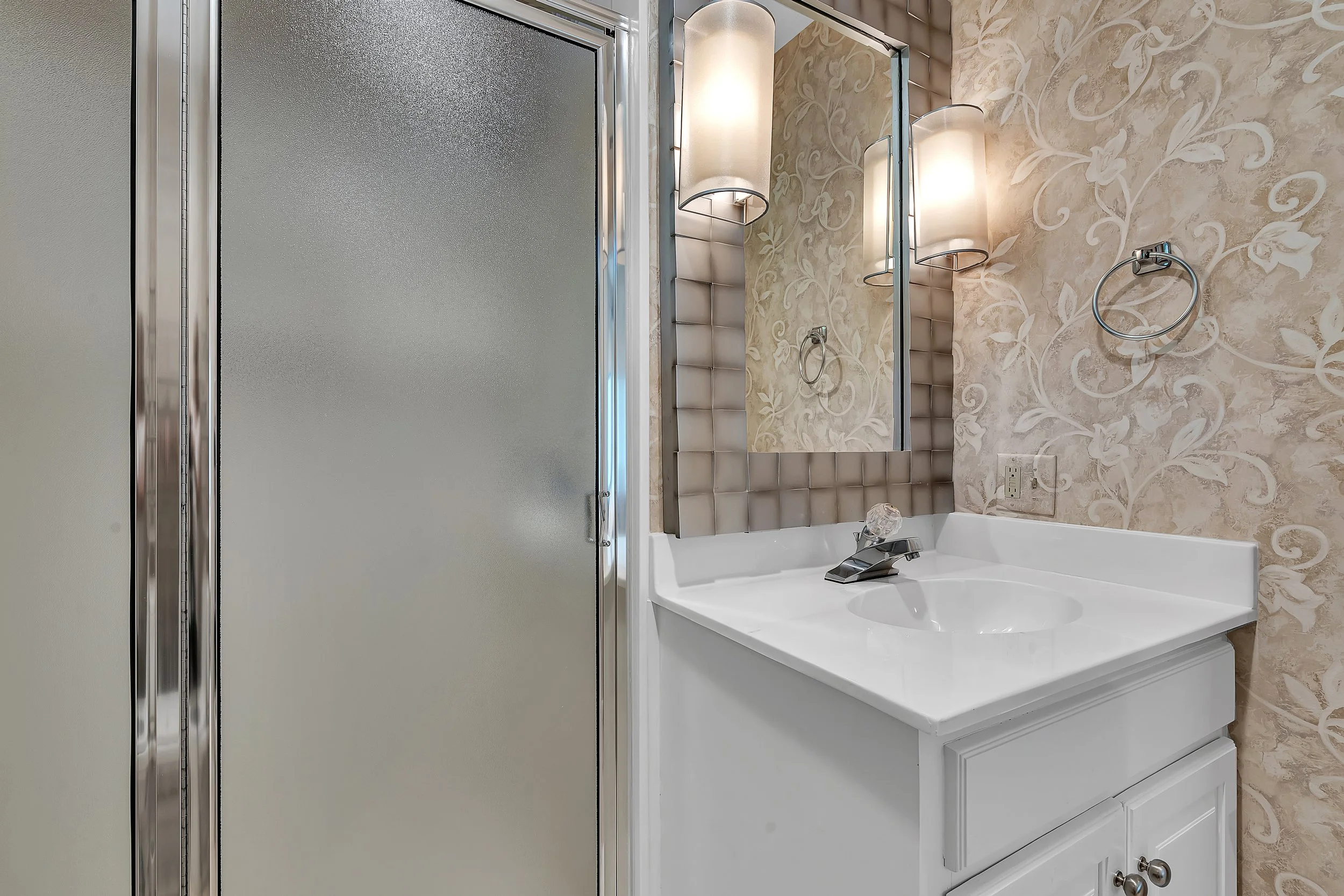 GUEST BATH upstairs.jpg