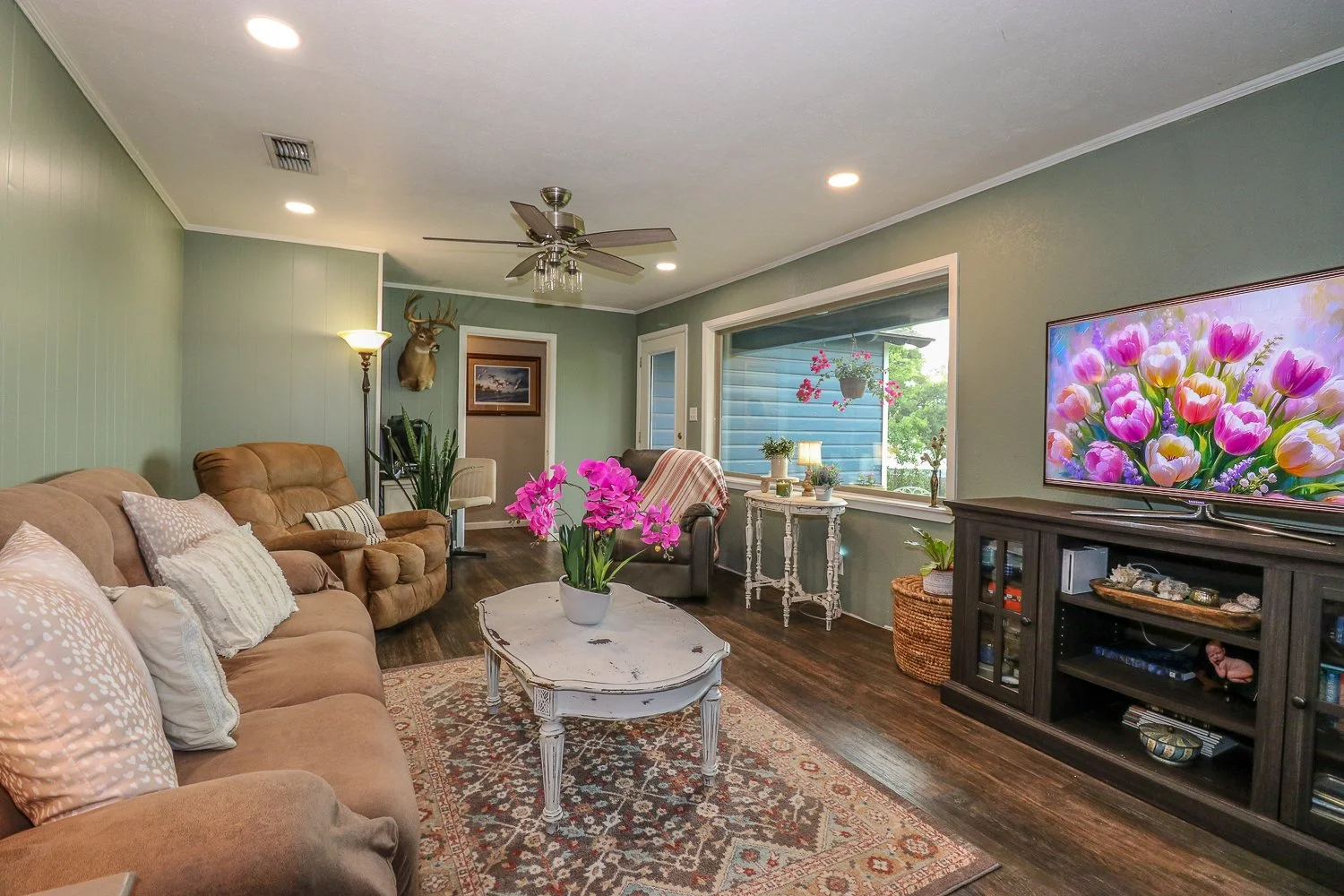 NR 17 Lake Cherokee - Living- IMG_4316.jpg