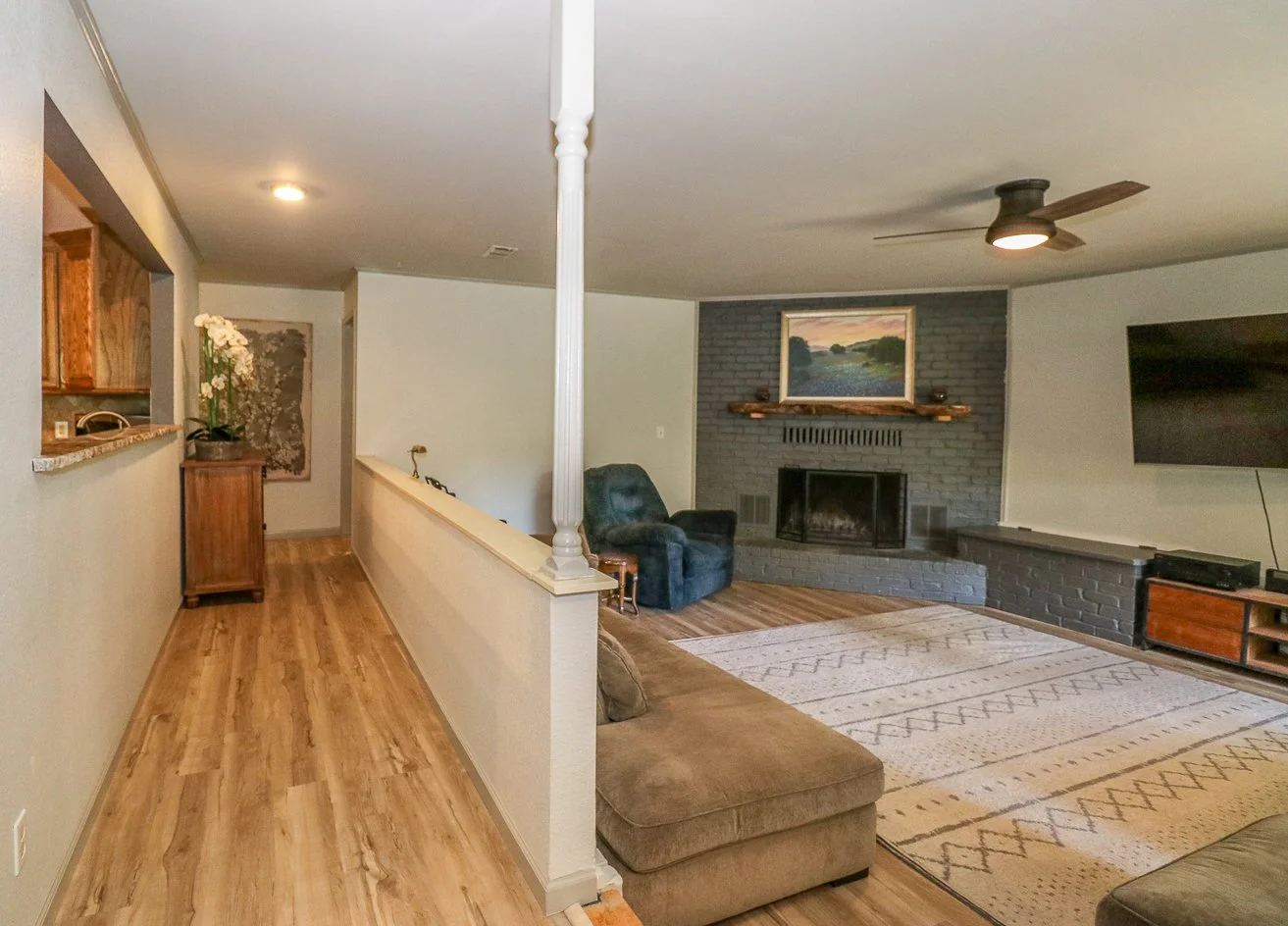 Living Room Entry - 395 Delmora- IMG_4512.jpg