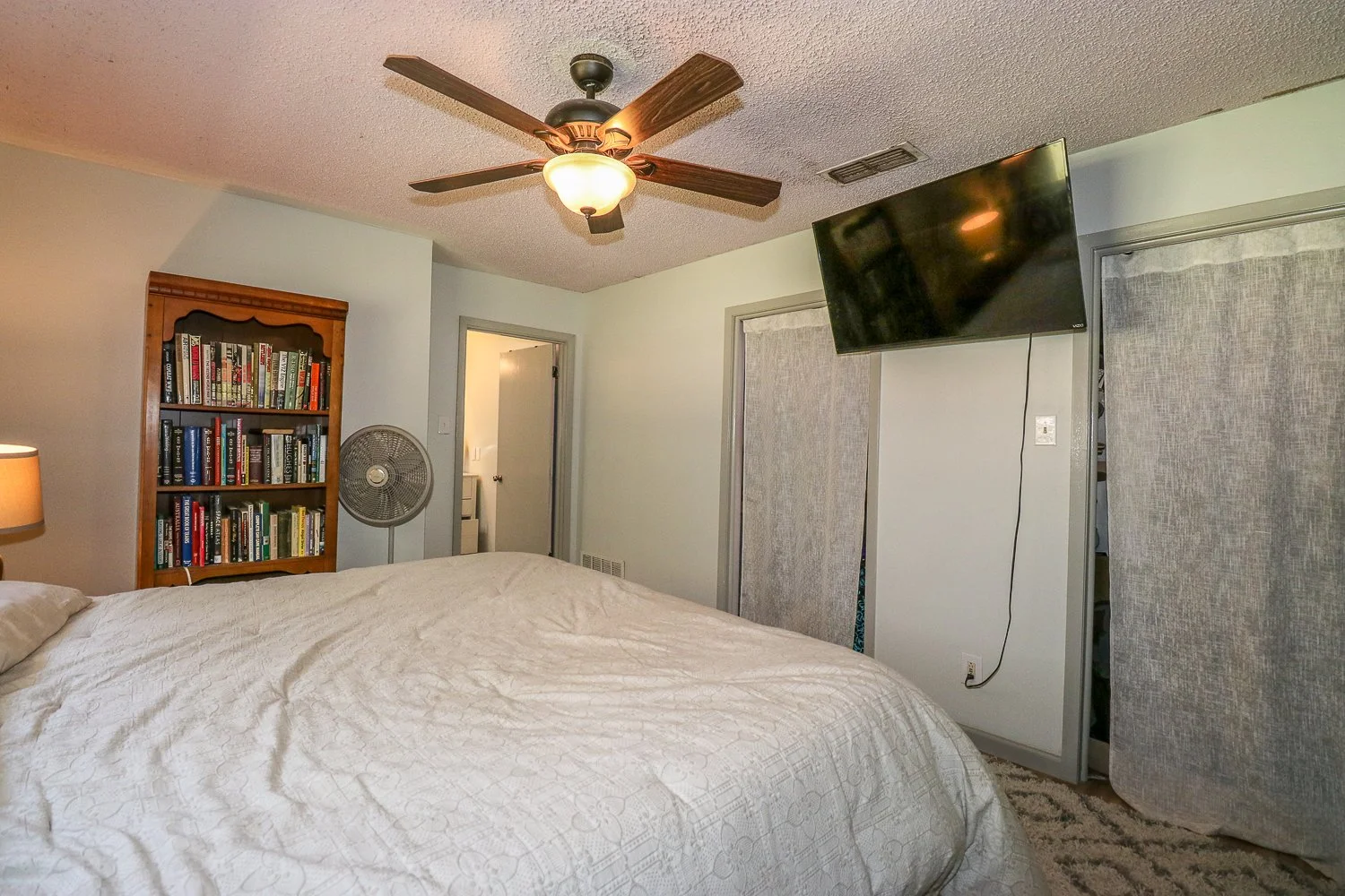 Master Bed - 395 Delmora- IMG_4540.jpg