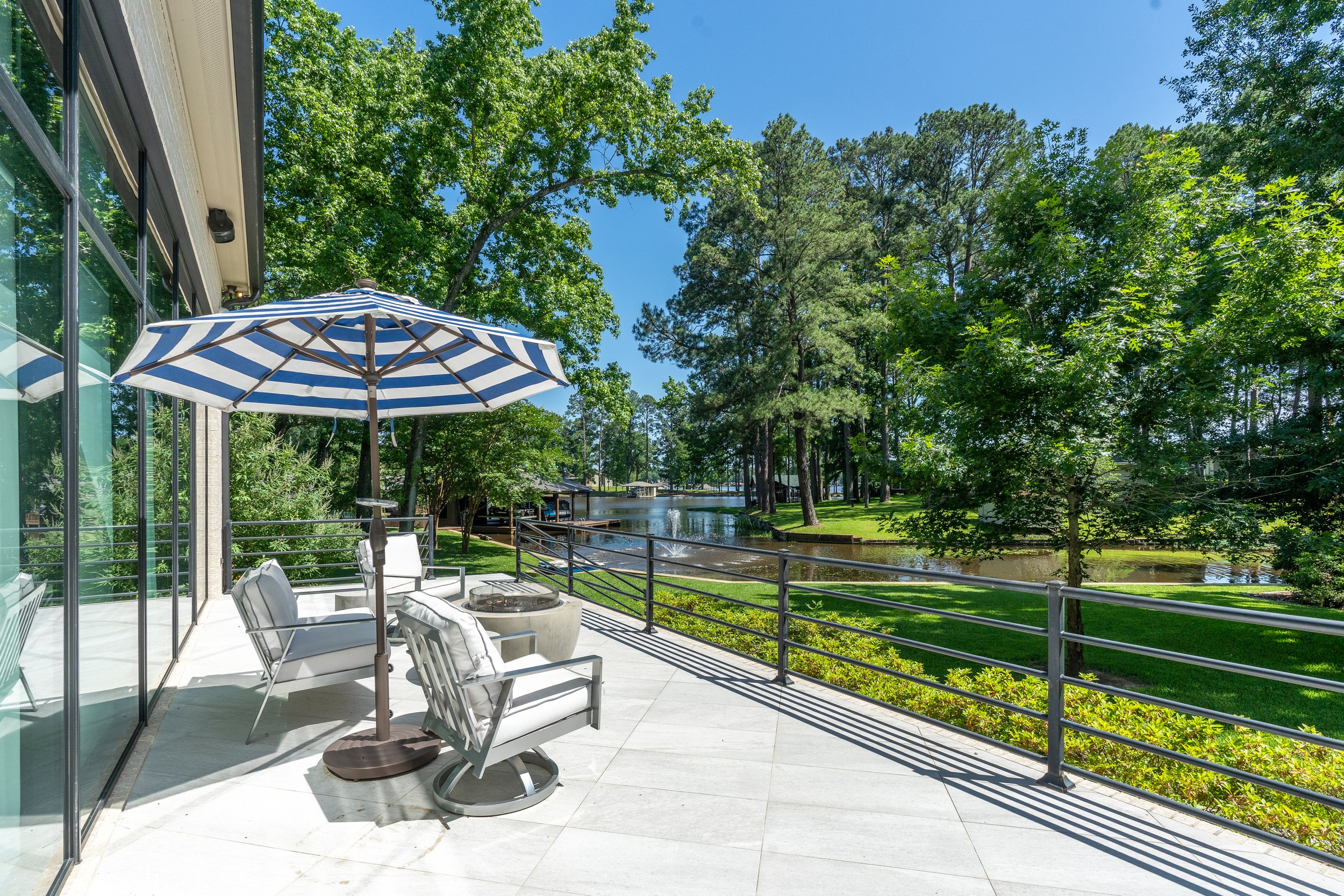 LVIEW 3 patio and umbrella.jpg