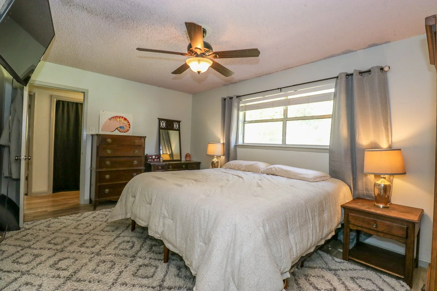 Master Bed - 395 Delmora- IMG_4557.jpg