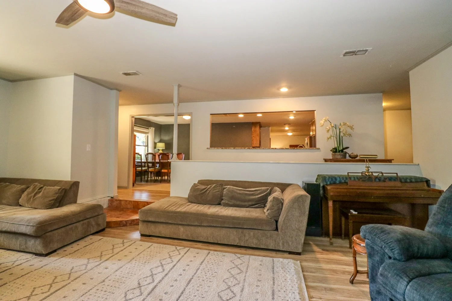 Living Room - 395 Delmora- IMG_4509.jpg