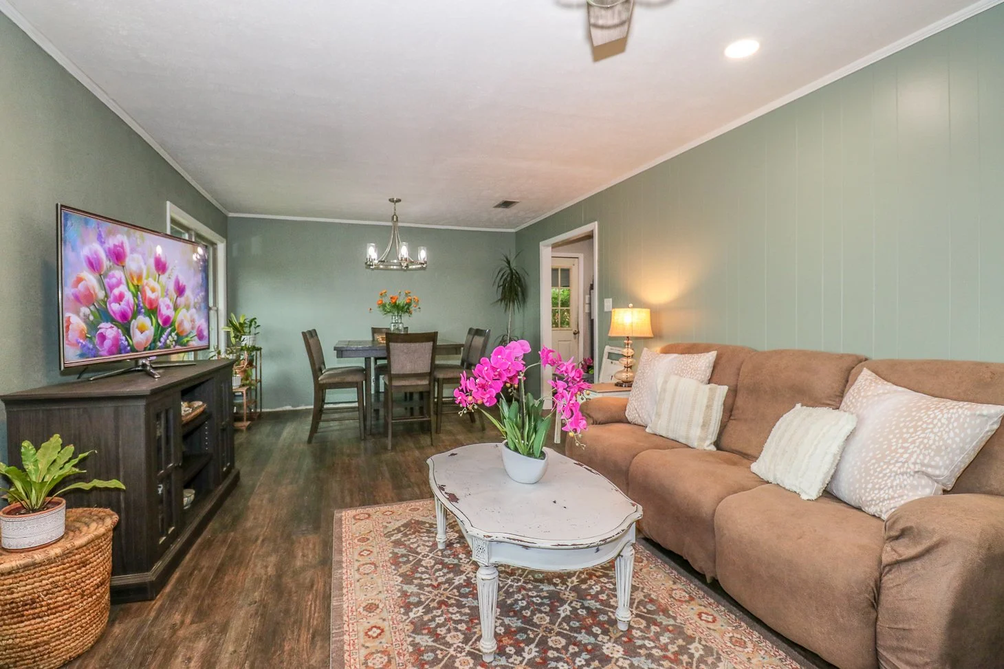 NR 17 Lake Cherokee - Living 3- IMG_4318.jpg