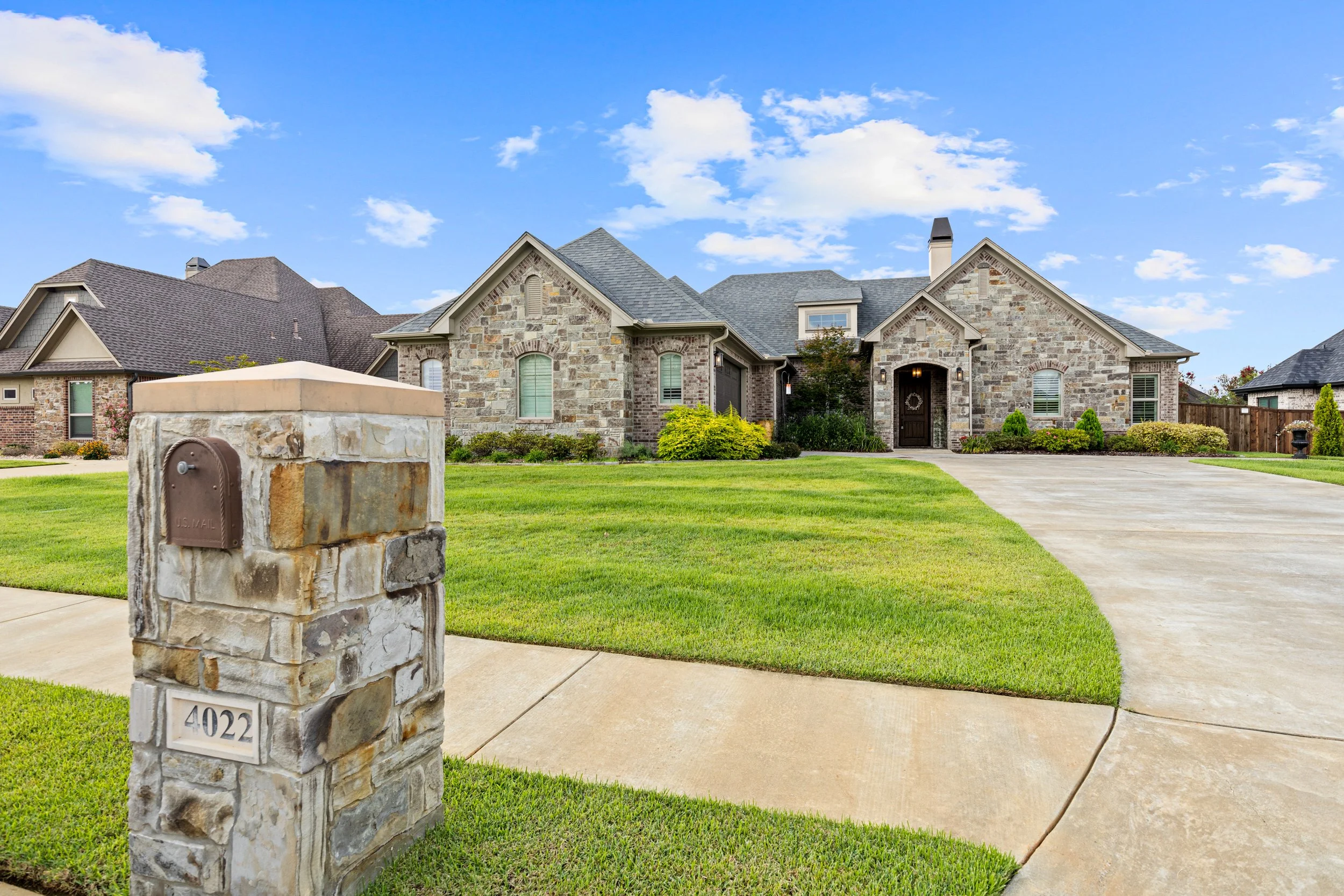 45 4022 Hidden Hills Cir -front w mail 06.jpg