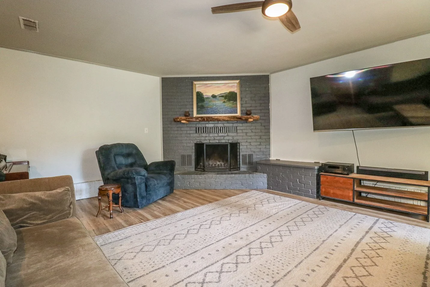 Living Room - 395 Delmora- IMG_4506.jpg