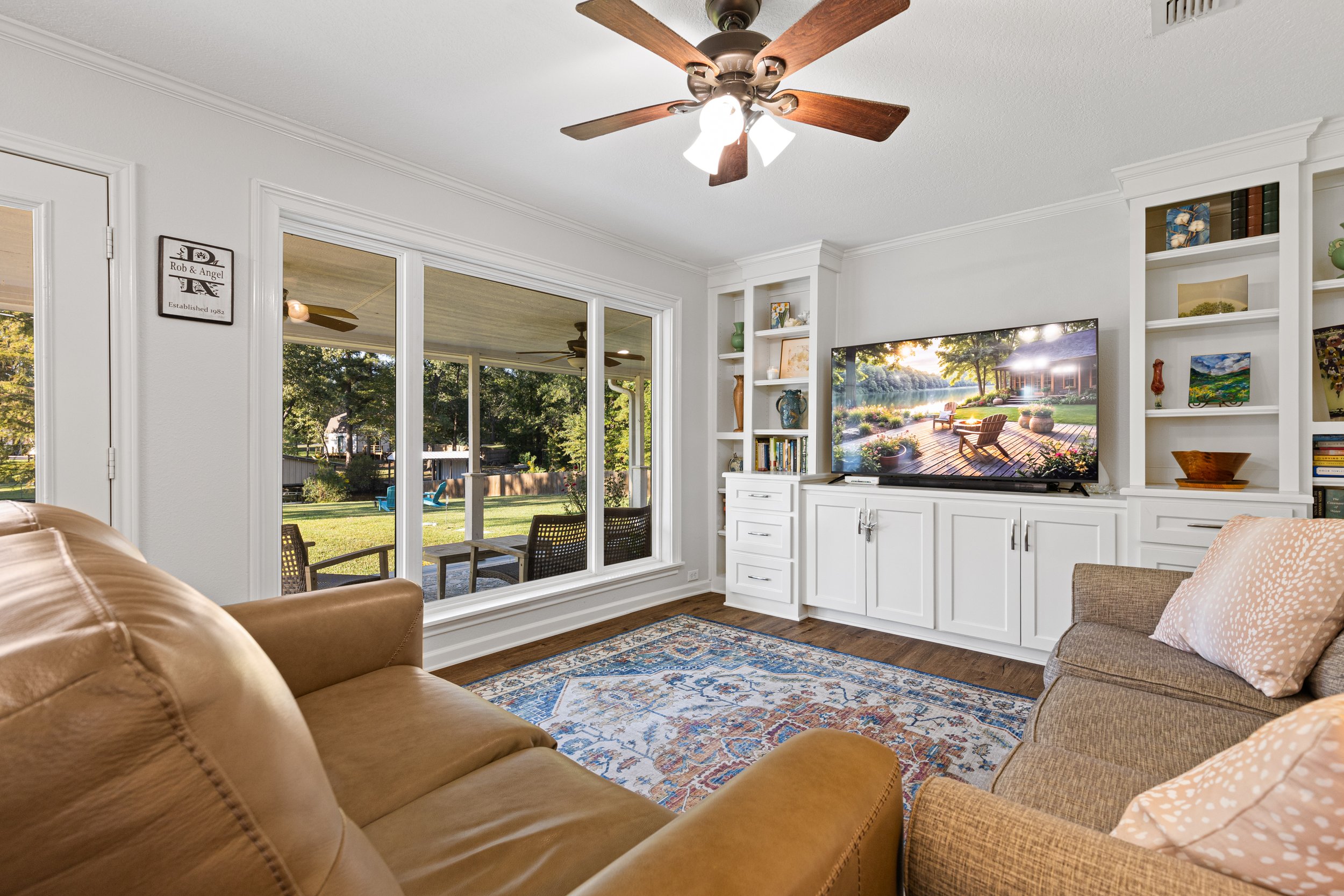 LIVING ROOM - NF 47 Lake Cherokee-37.jpg