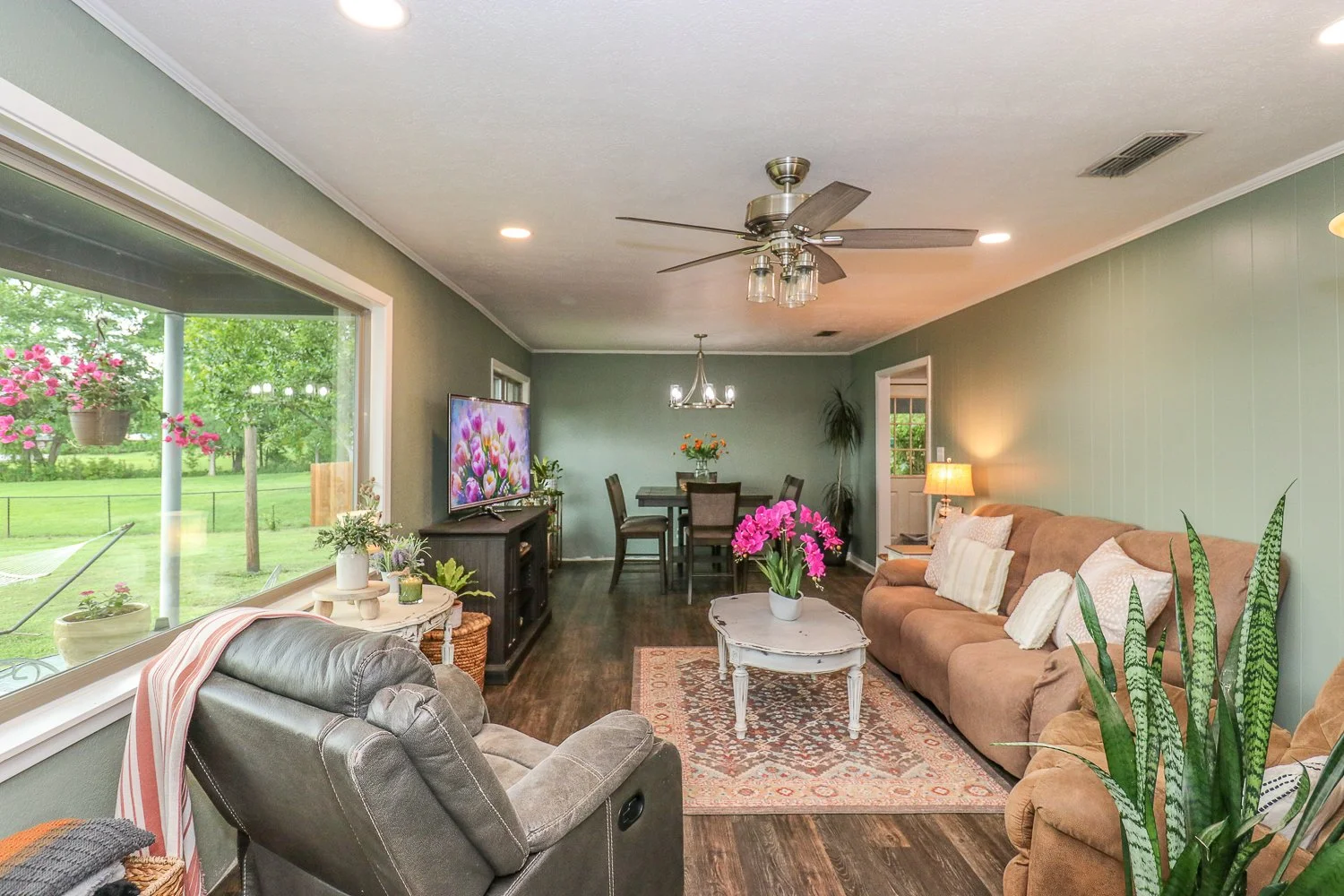 NR 17 Lake Cherokee - Living 2- IMG_4330.jpg