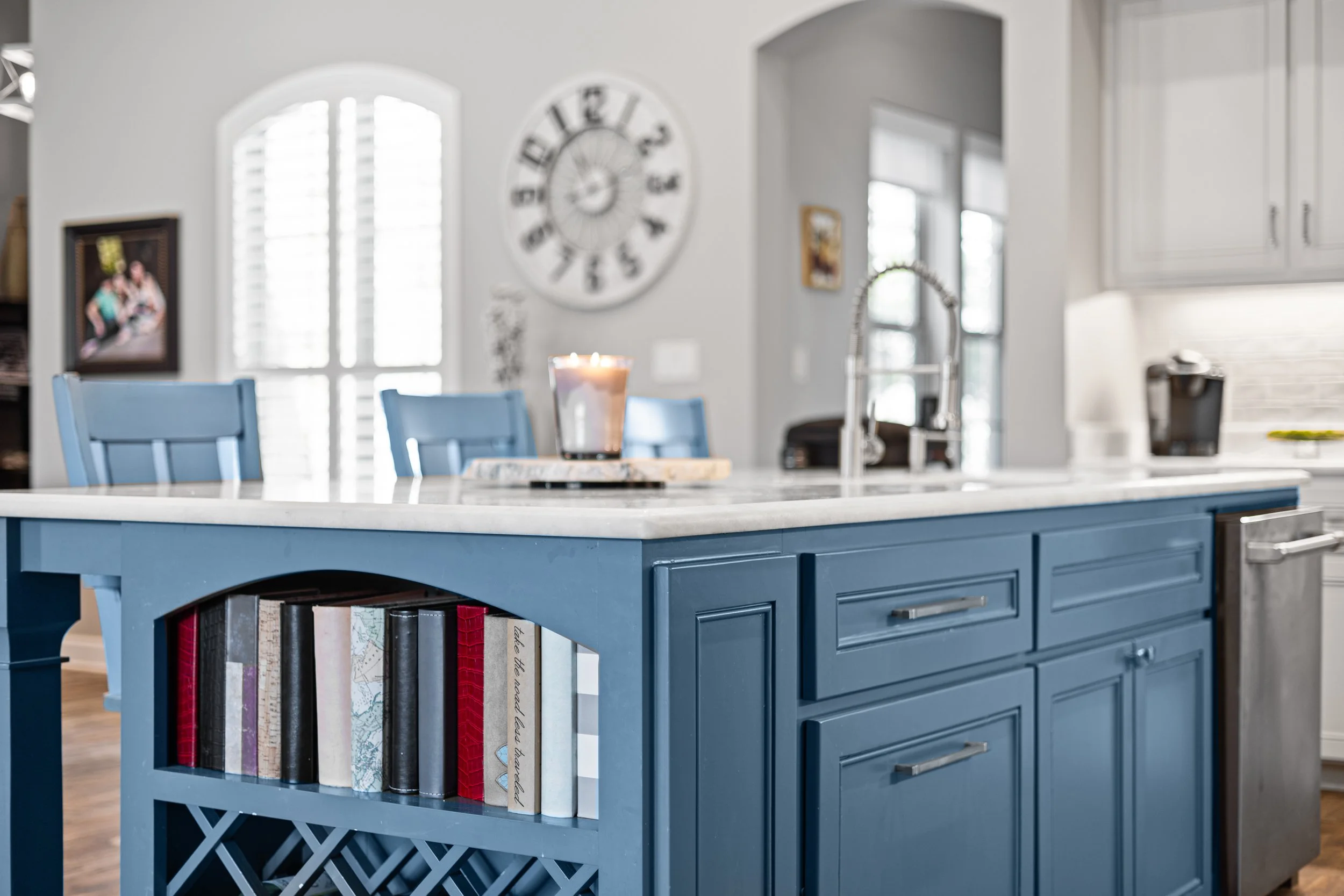 6 4022 Hidden Hills Cir -kitchen island pretty 23.jpg