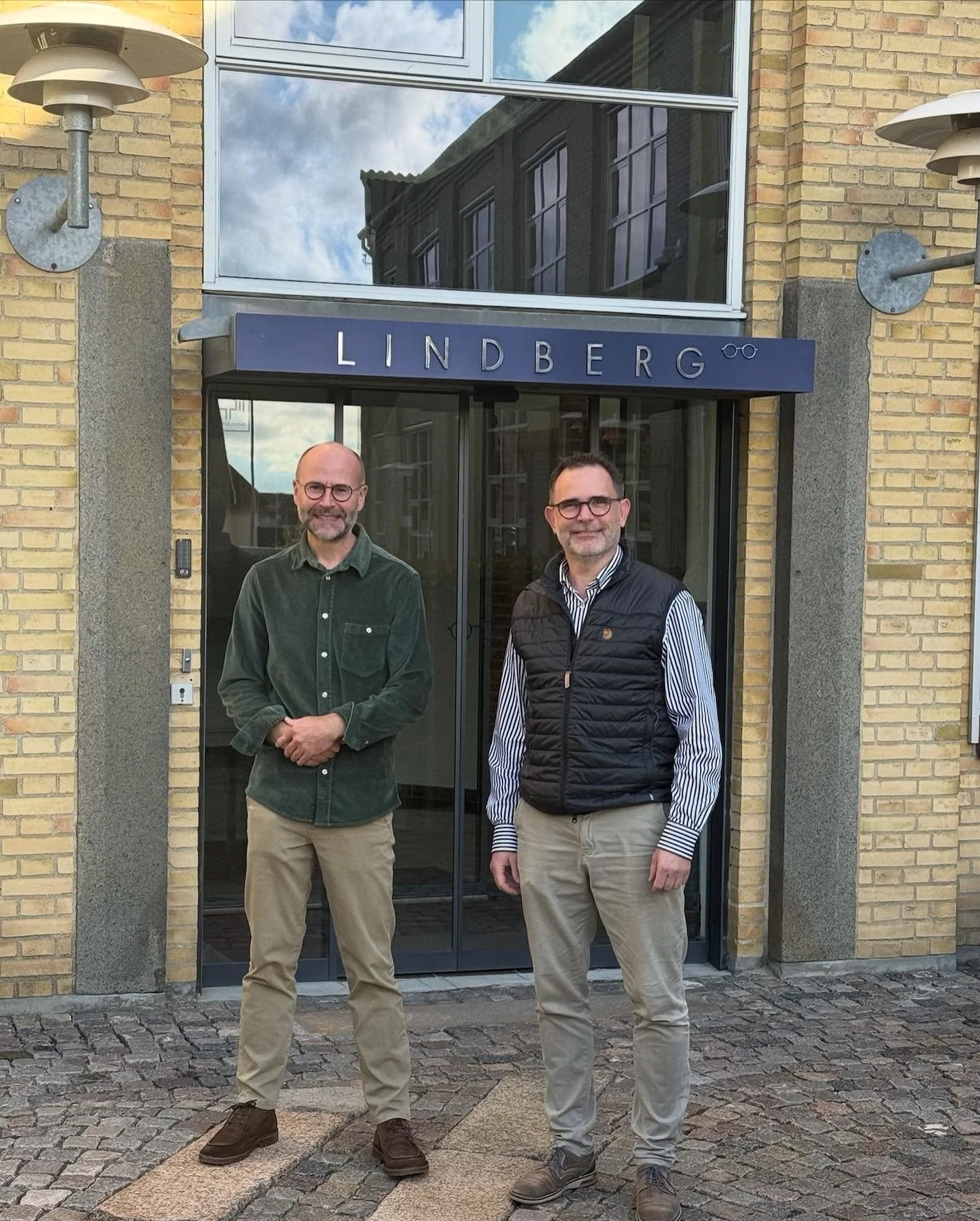 I dag har Klaus og Tim været på seminar og fabriksbesøg hos Lindberg i Aarhus.
Som altid, arbejder vi på sikre kvaliteten i brillehuset. Dagen i dag var fyldt med teknikker til vores daglige arbejde🤓
Husk at det er allered